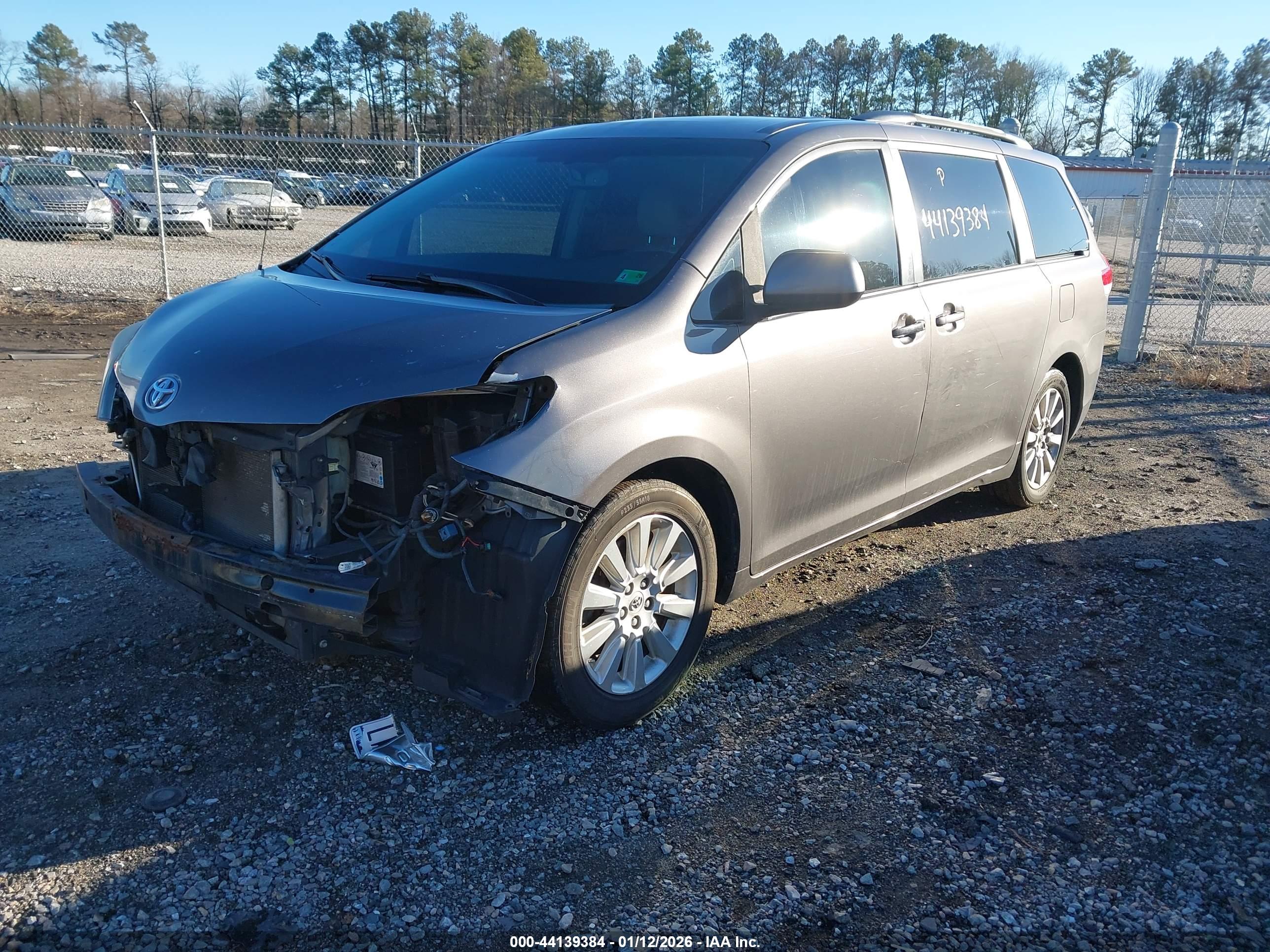TOYOTA SIENNA image 2