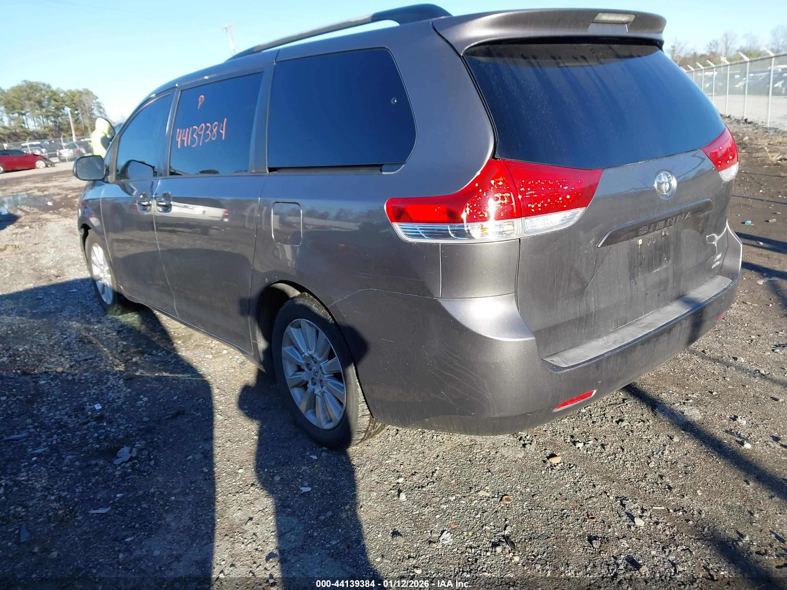 TOYOTA SIENNA image 3