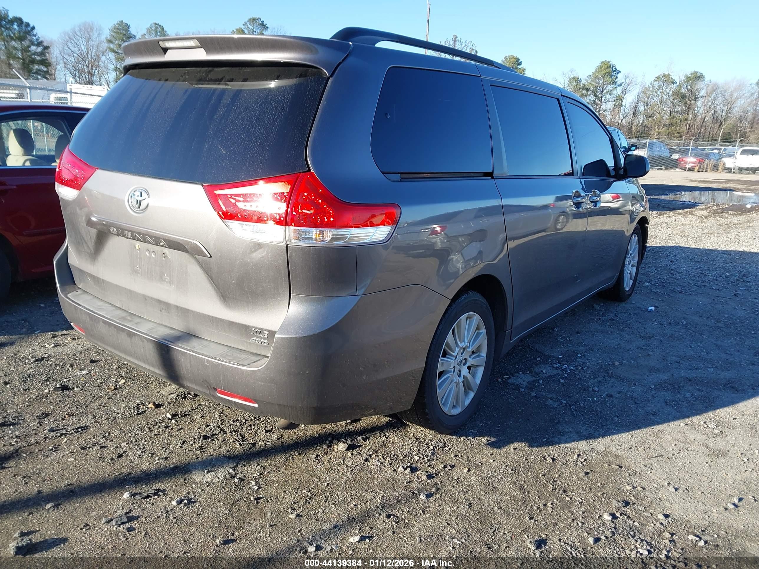 TOYOTA SIENNA image 4