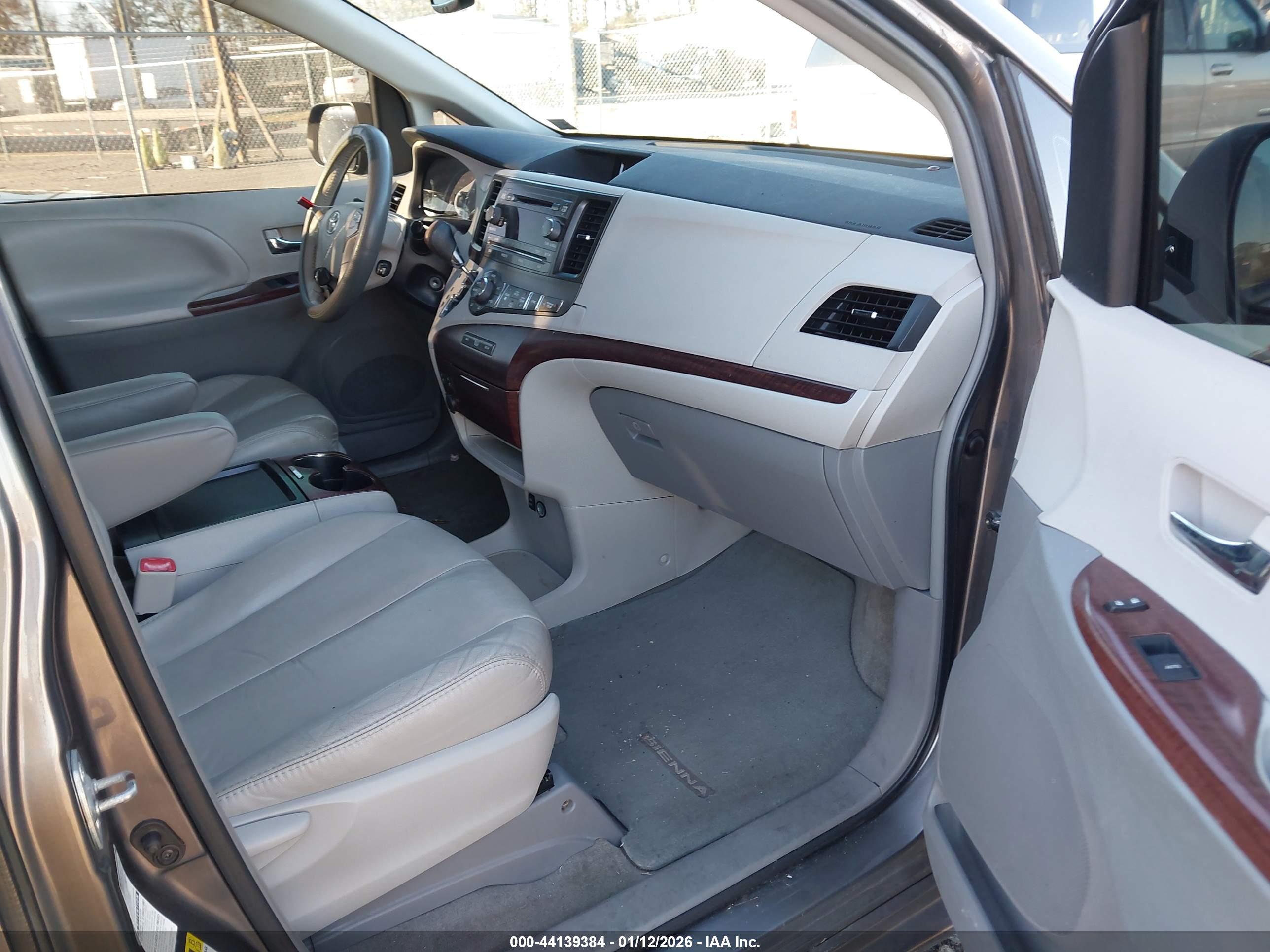 TOYOTA SIENNA image 5