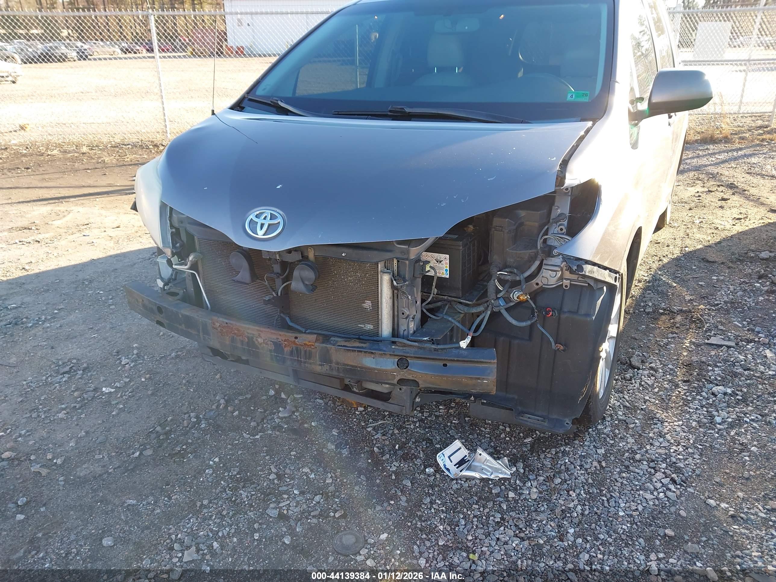 TOYOTA SIENNA image 6