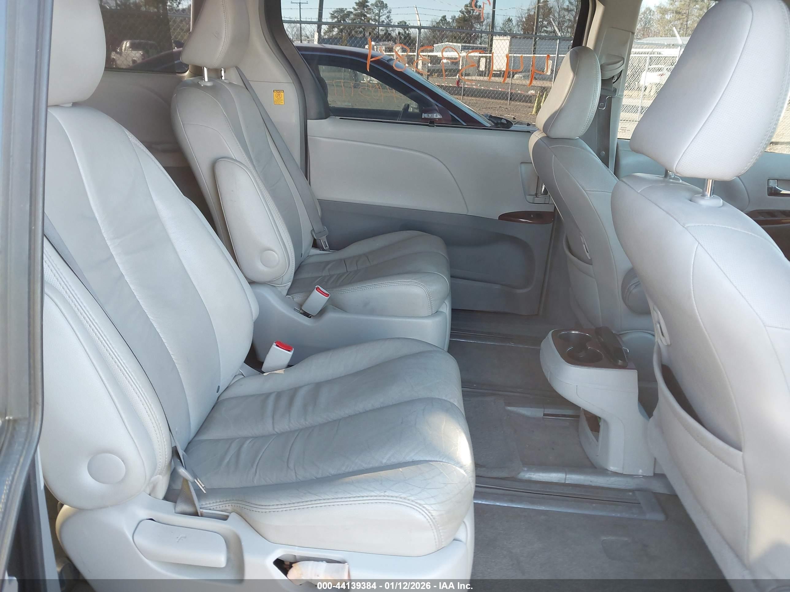 TOYOTA SIENNA image 8