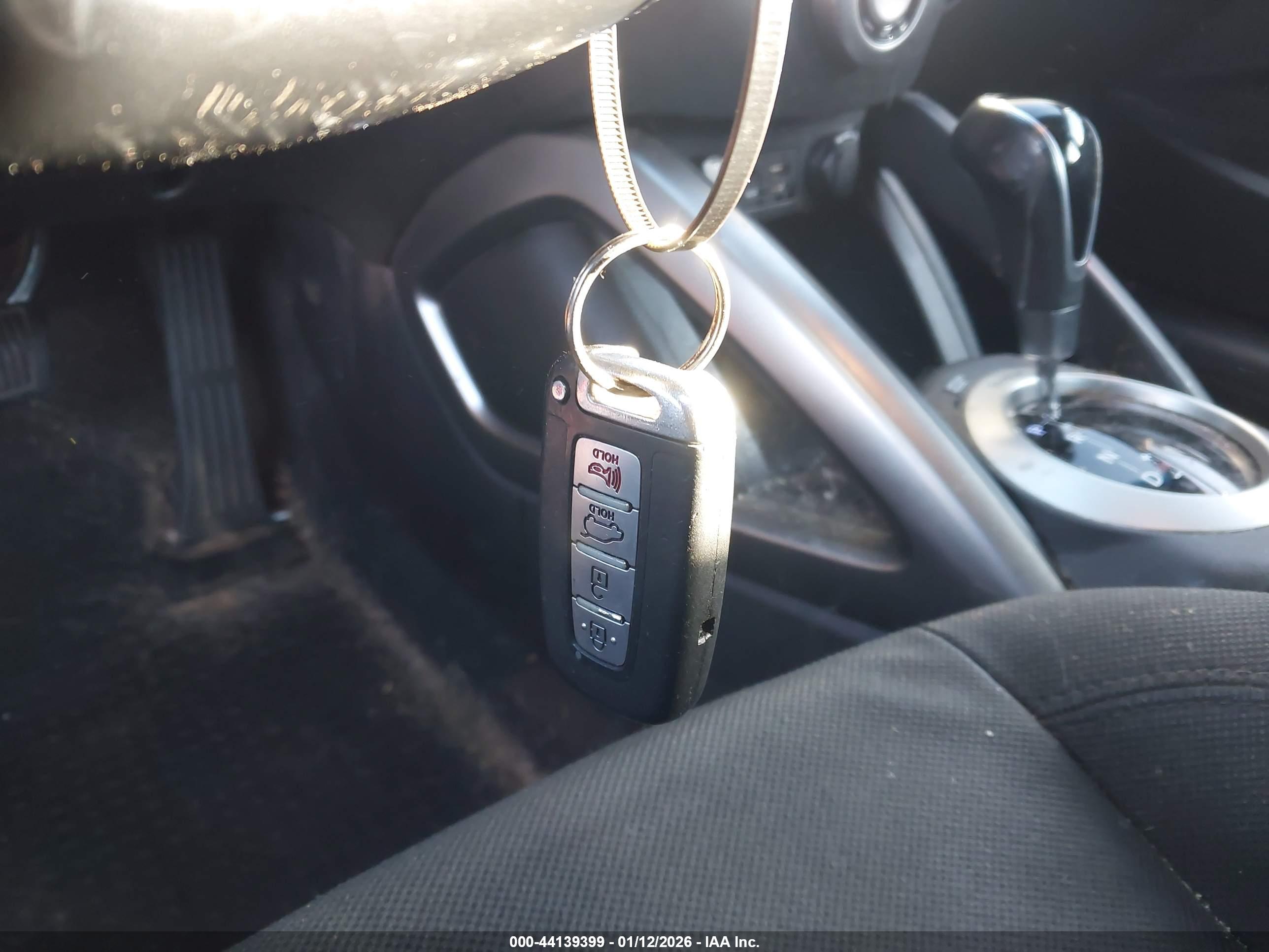 HYUNDAI VELOSTER image 11
