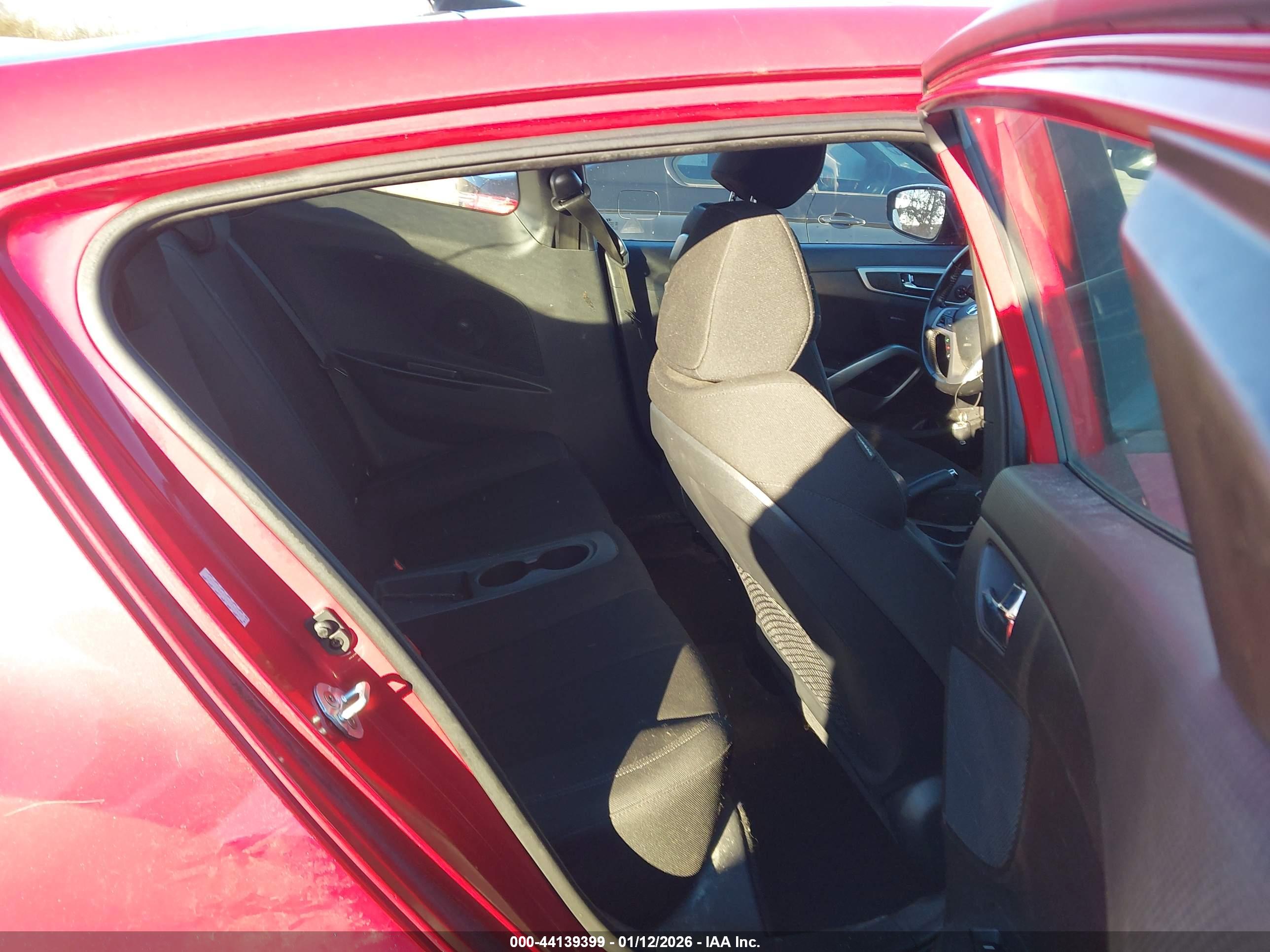 HYUNDAI VELOSTER image 8