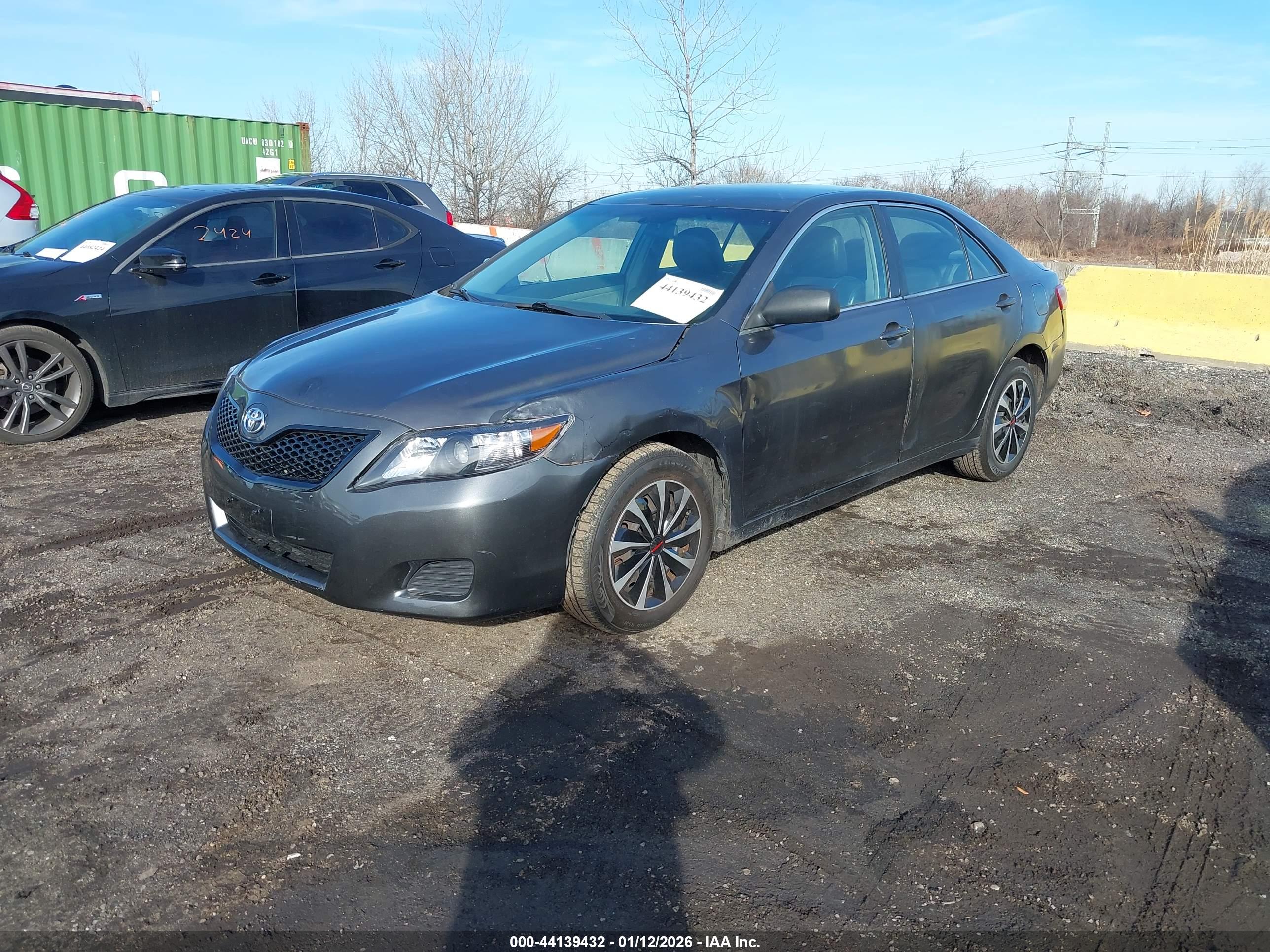 TOYOTA CAMRY image 2