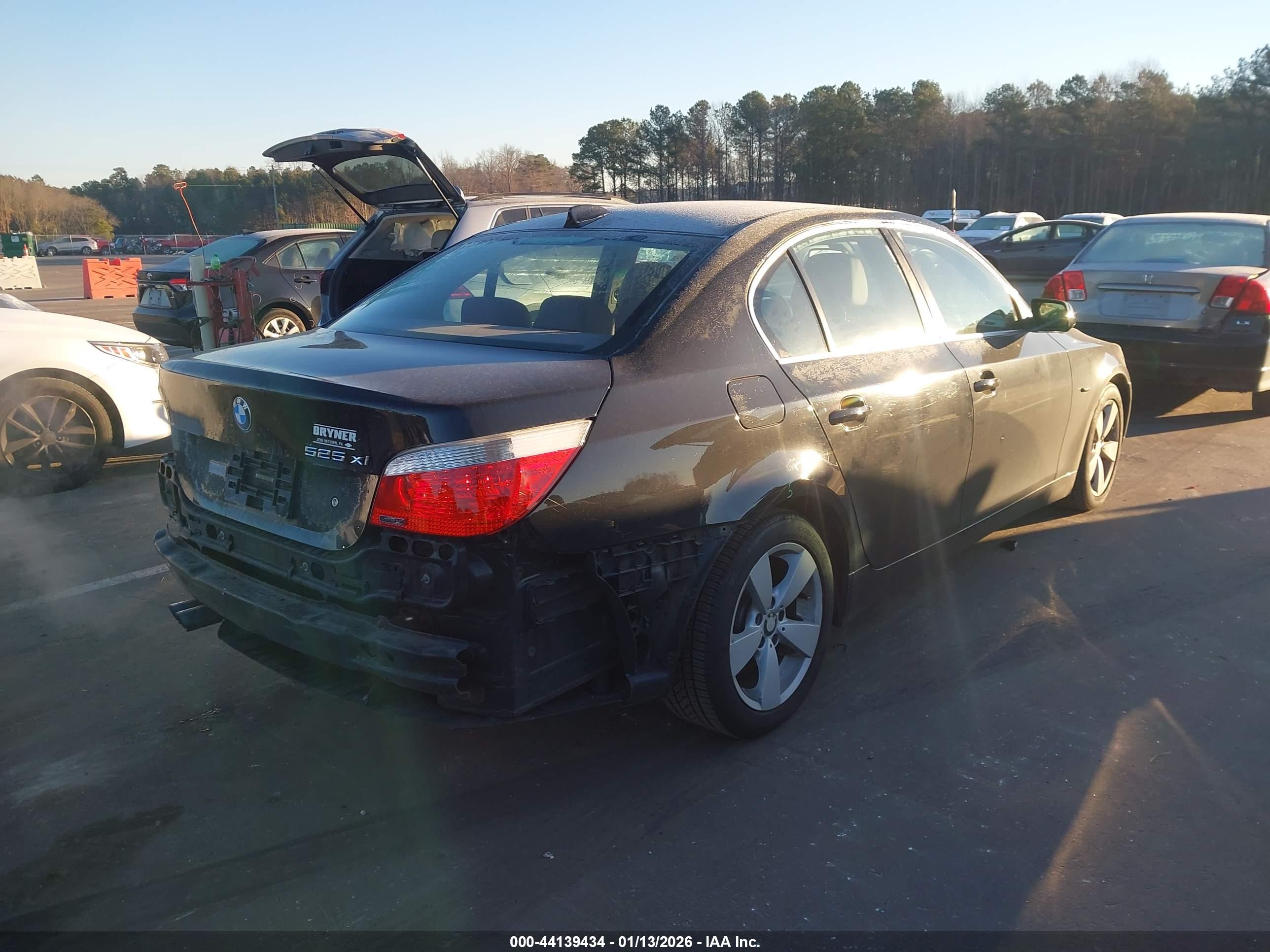 BMW 525XI image 4