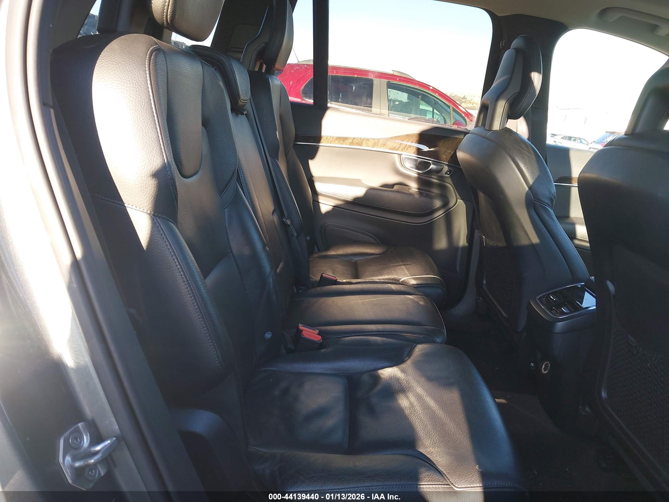 VOLVO XC90 image 8