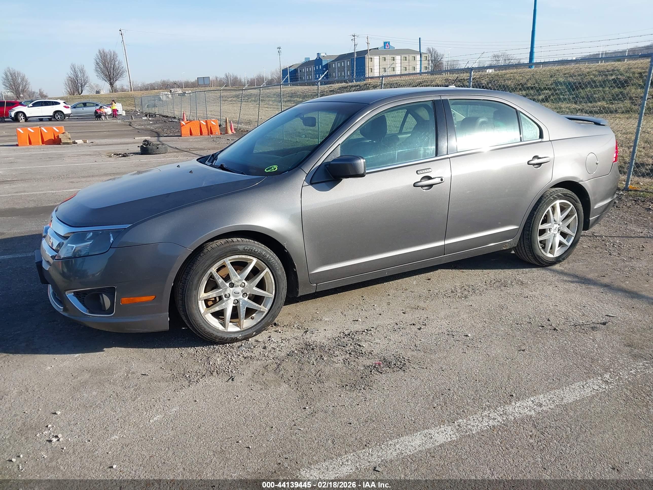 FORD FUSION image 2