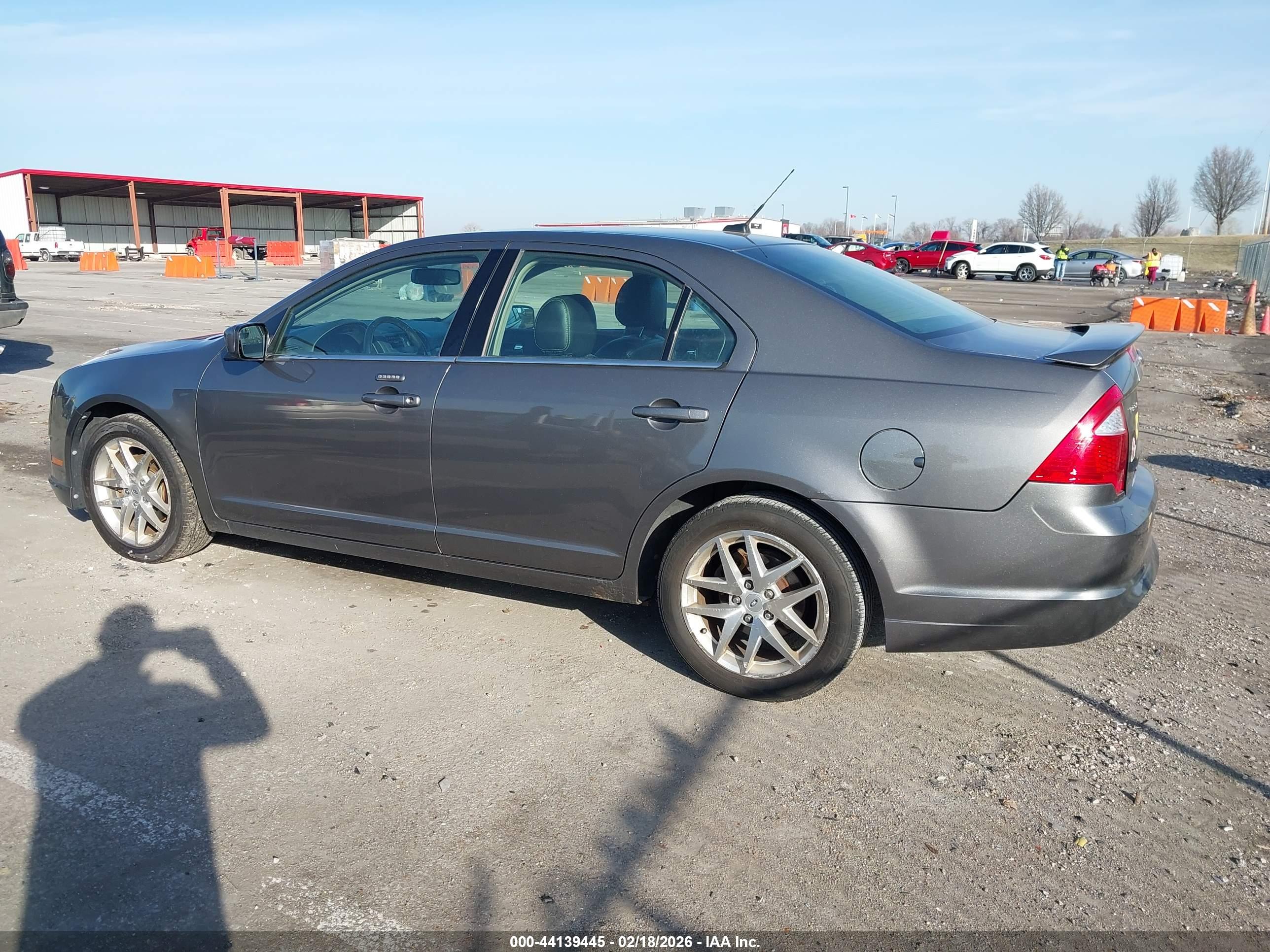 FORD FUSION image 3