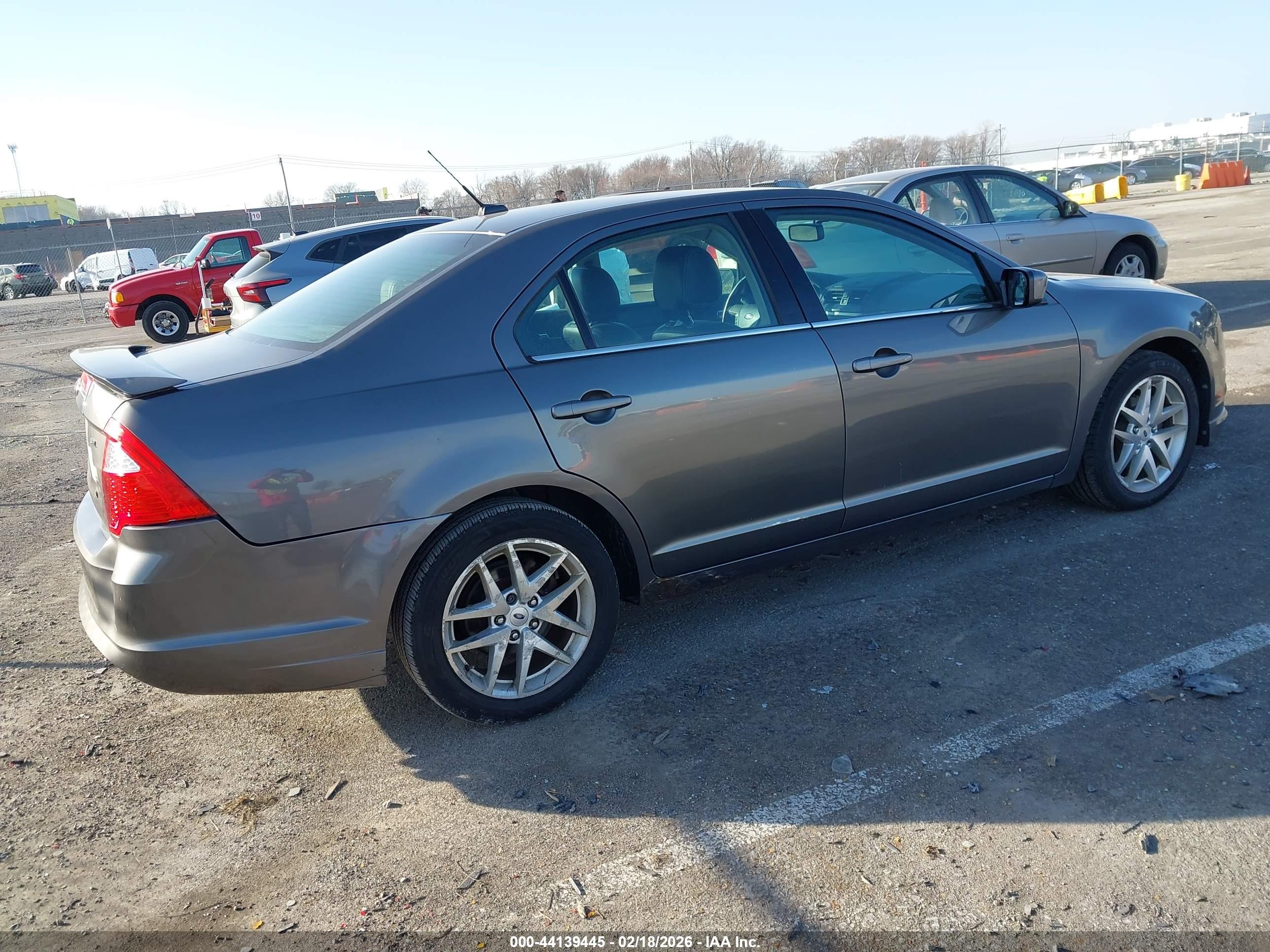 FORD FUSION image 4