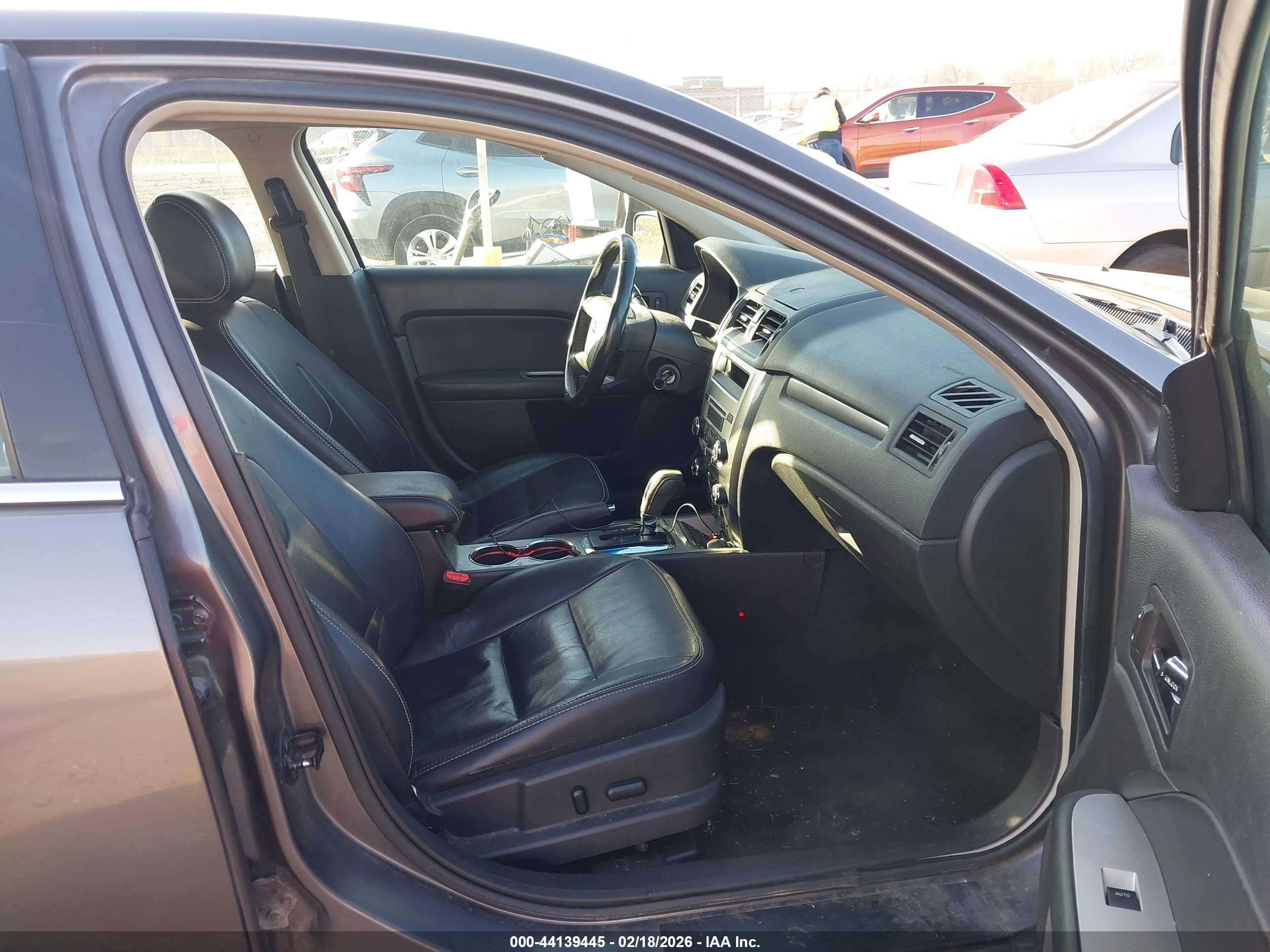 FORD FUSION image 5