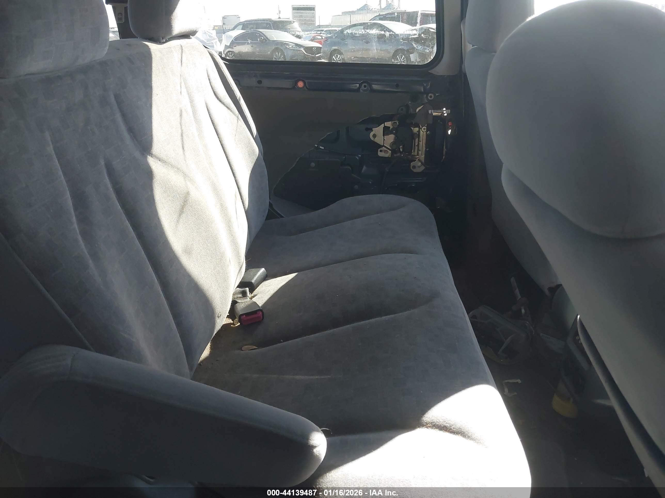 NISSAN QUEST image 8