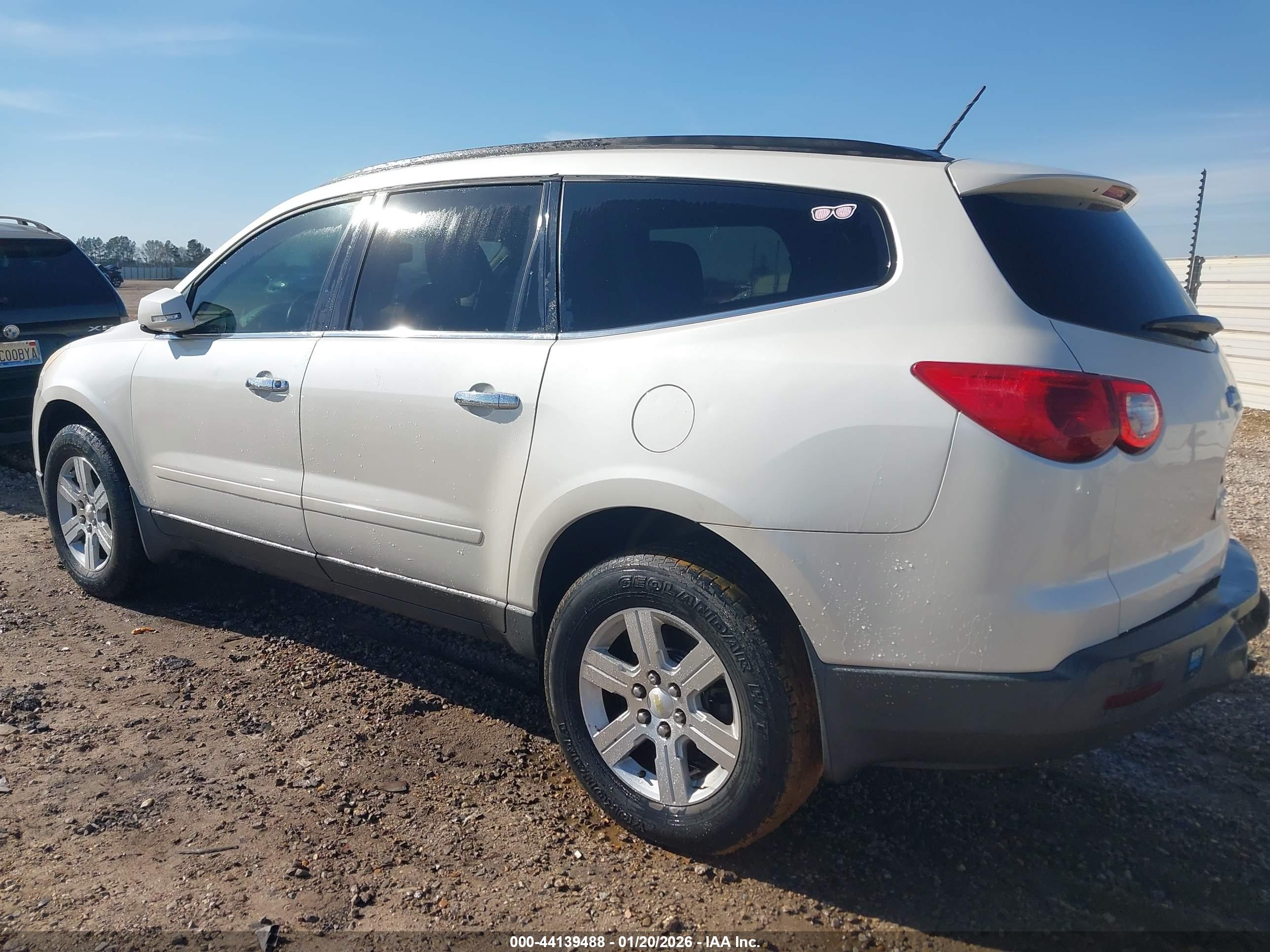 CHEVROLET TRAVERSE image 3
