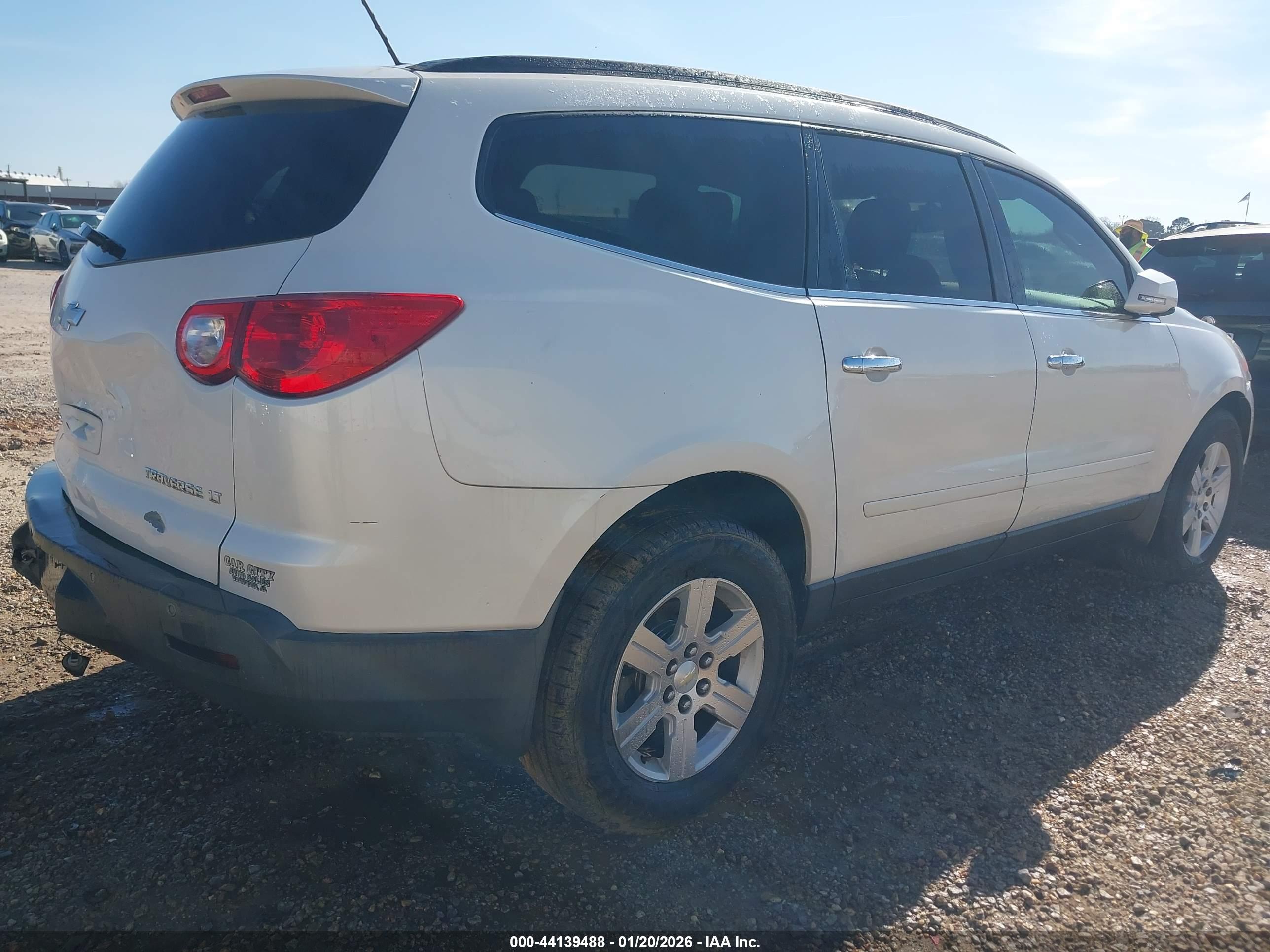 CHEVROLET TRAVERSE image 4