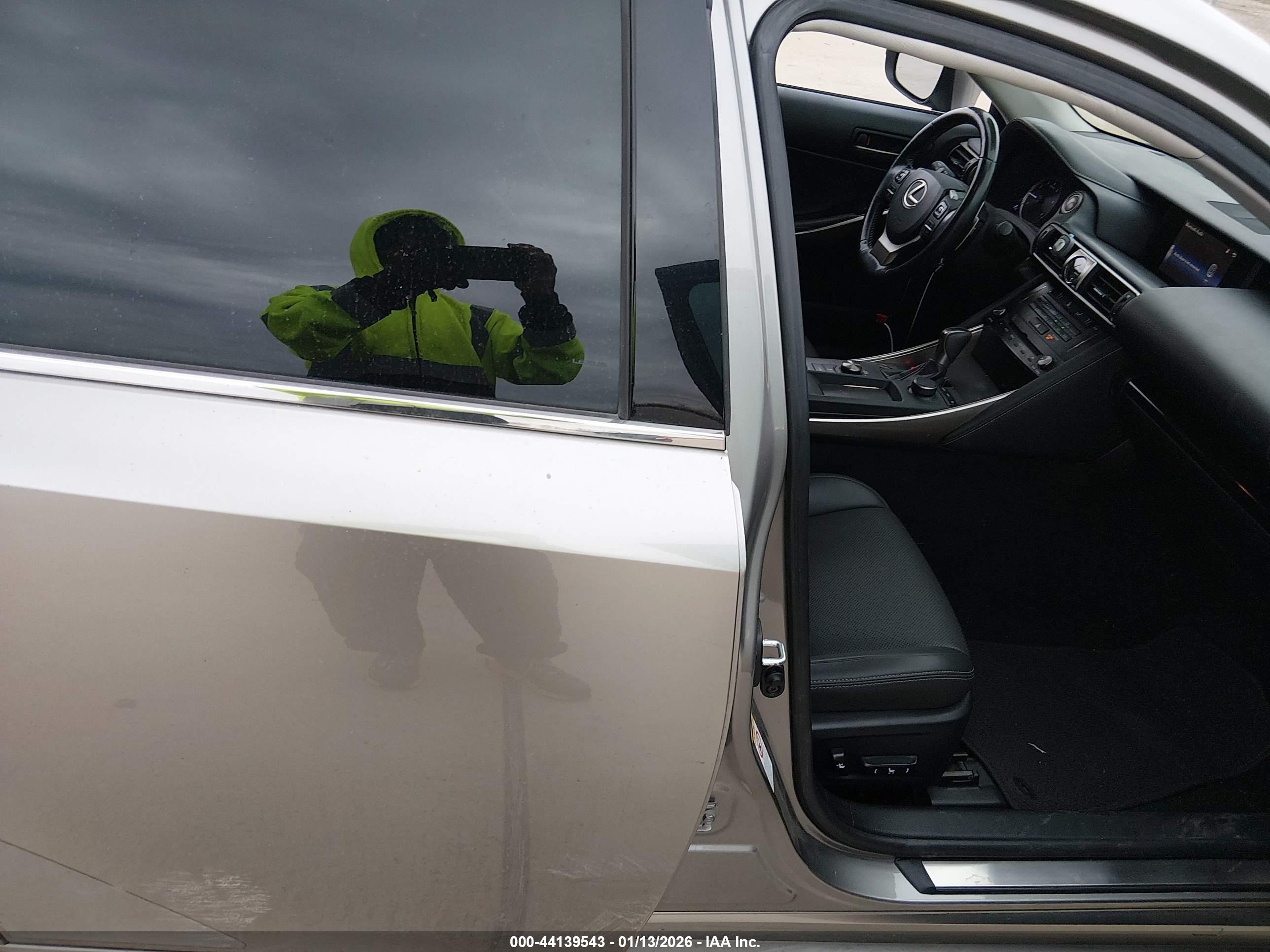 LEXUS IS image 5