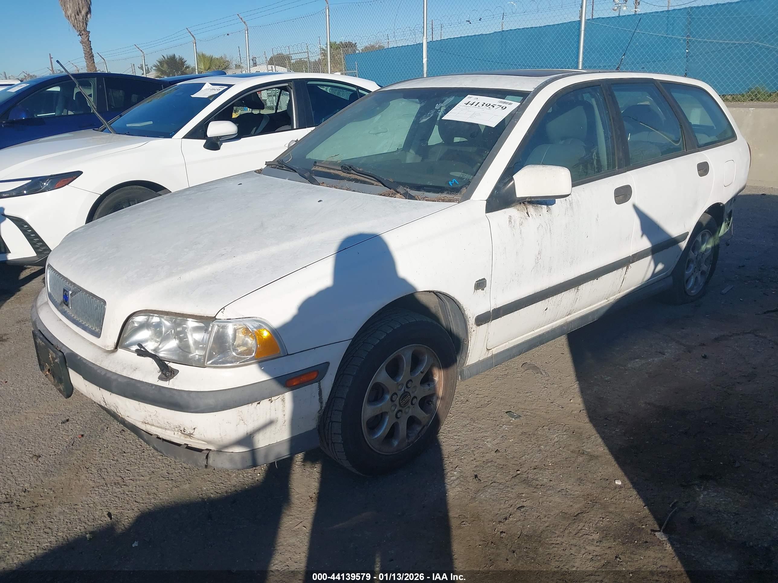 VOLVO V40 image 2