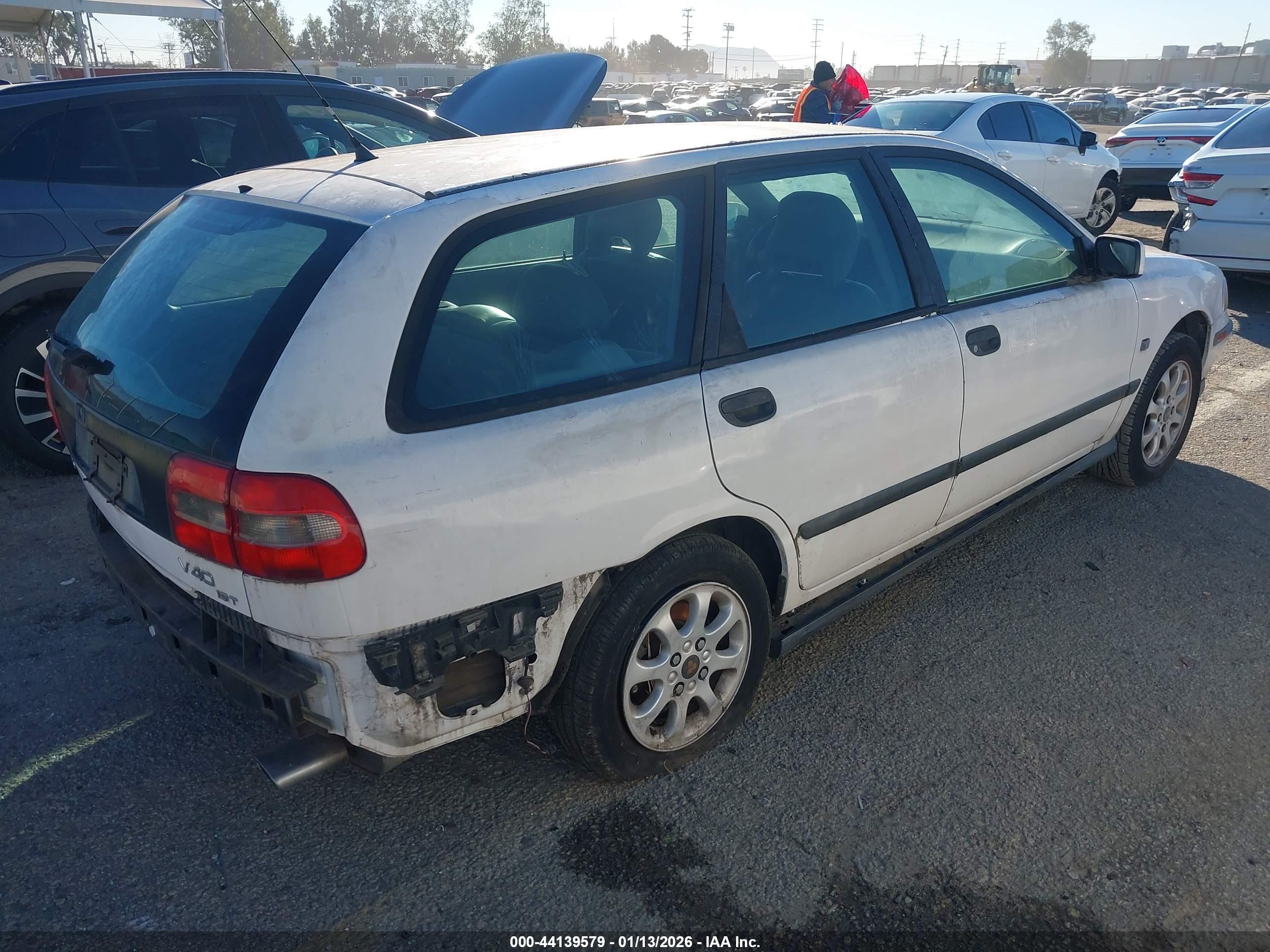 VOLVO V40 image 4