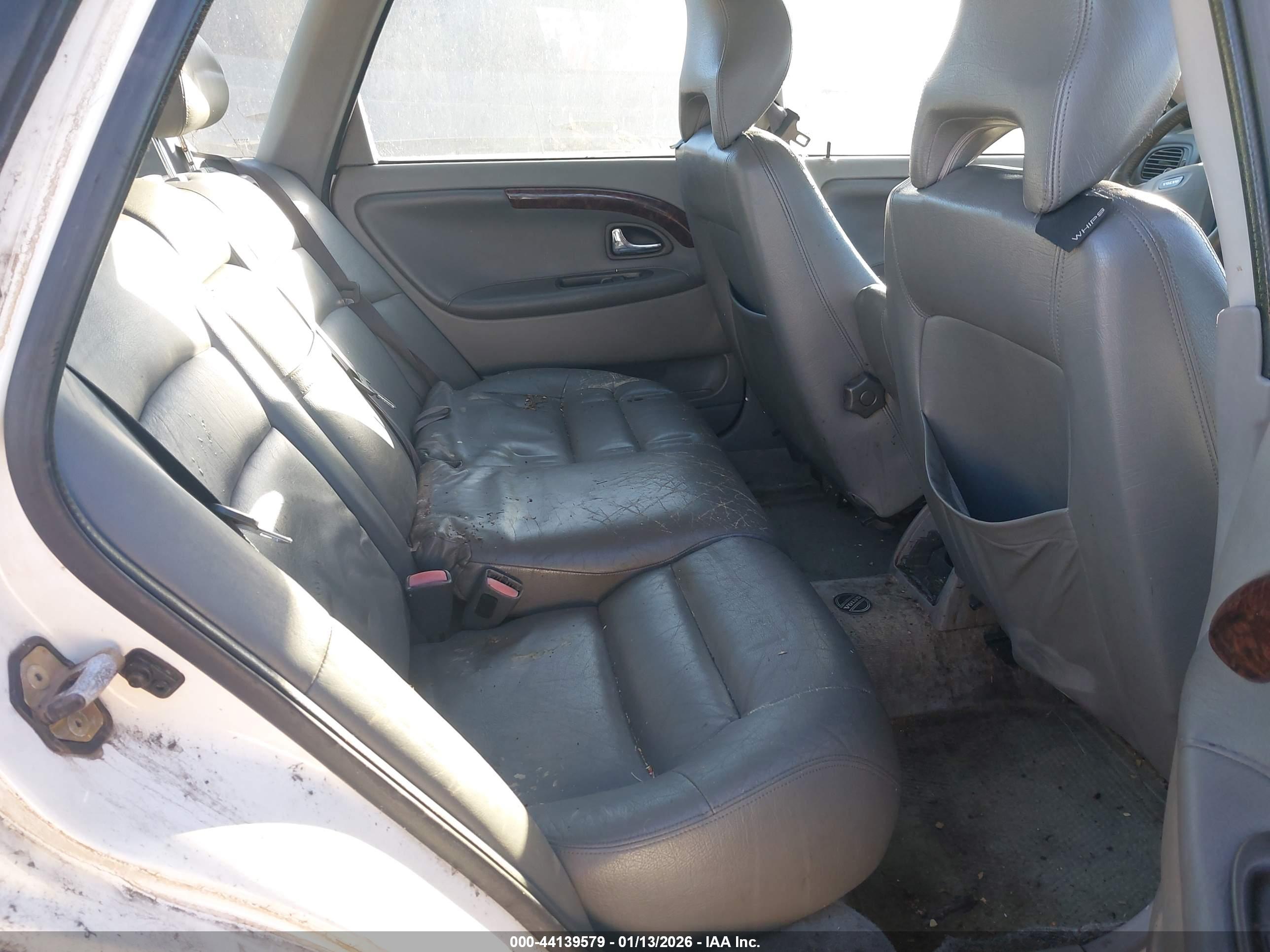 VOLVO V40 image 8