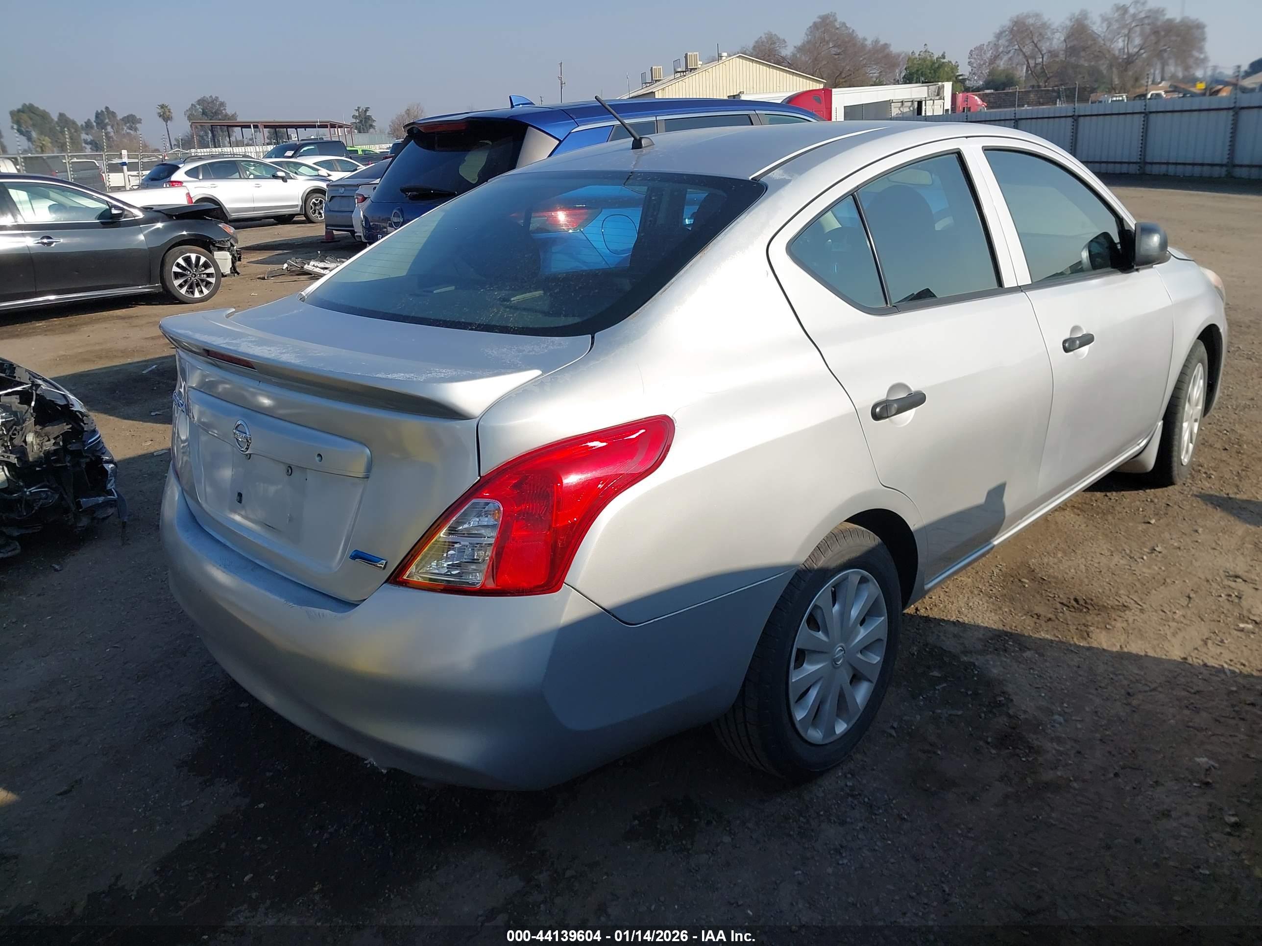 NISSAN VERSA image 4