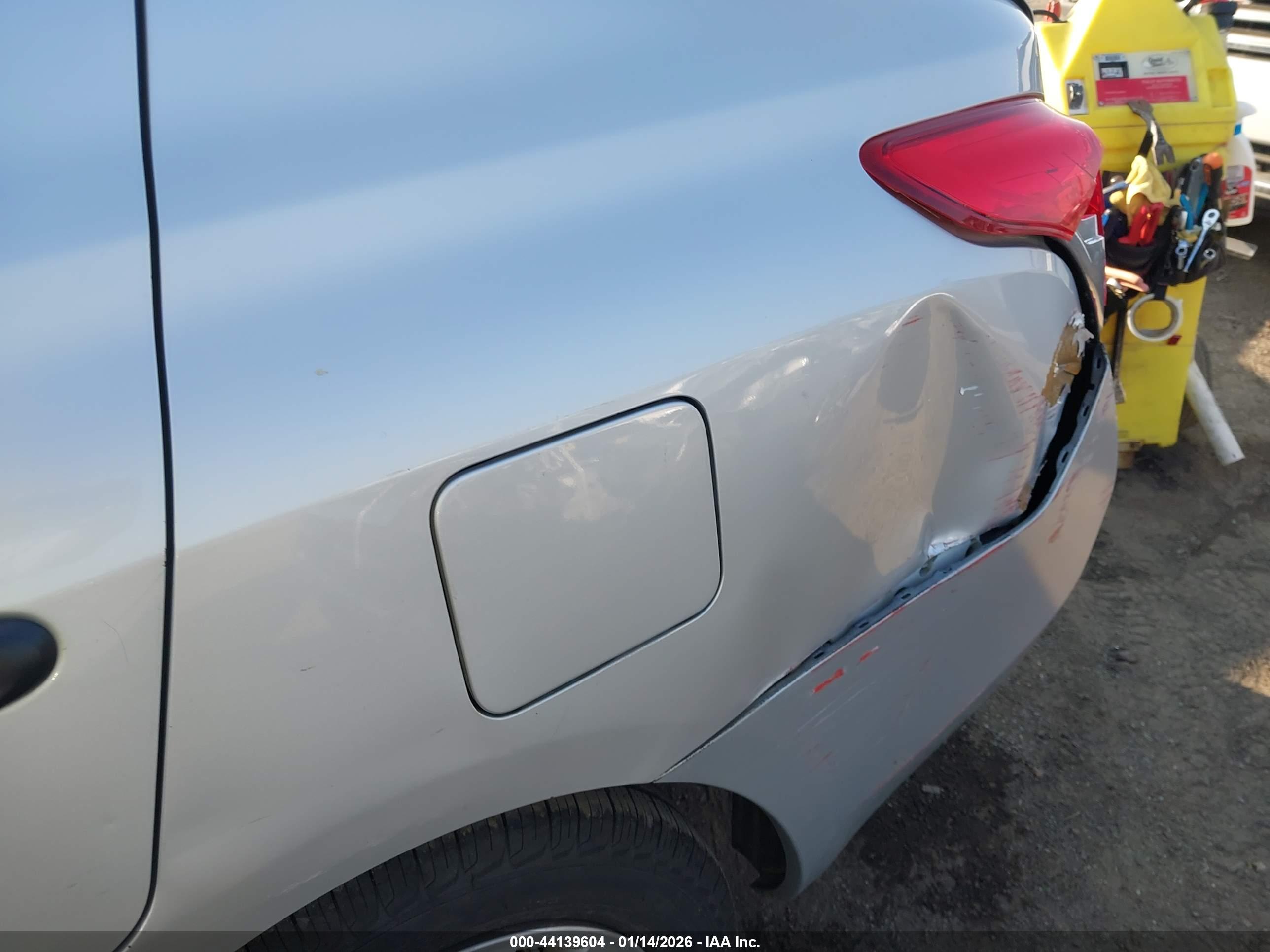 NISSAN VERSA image 6