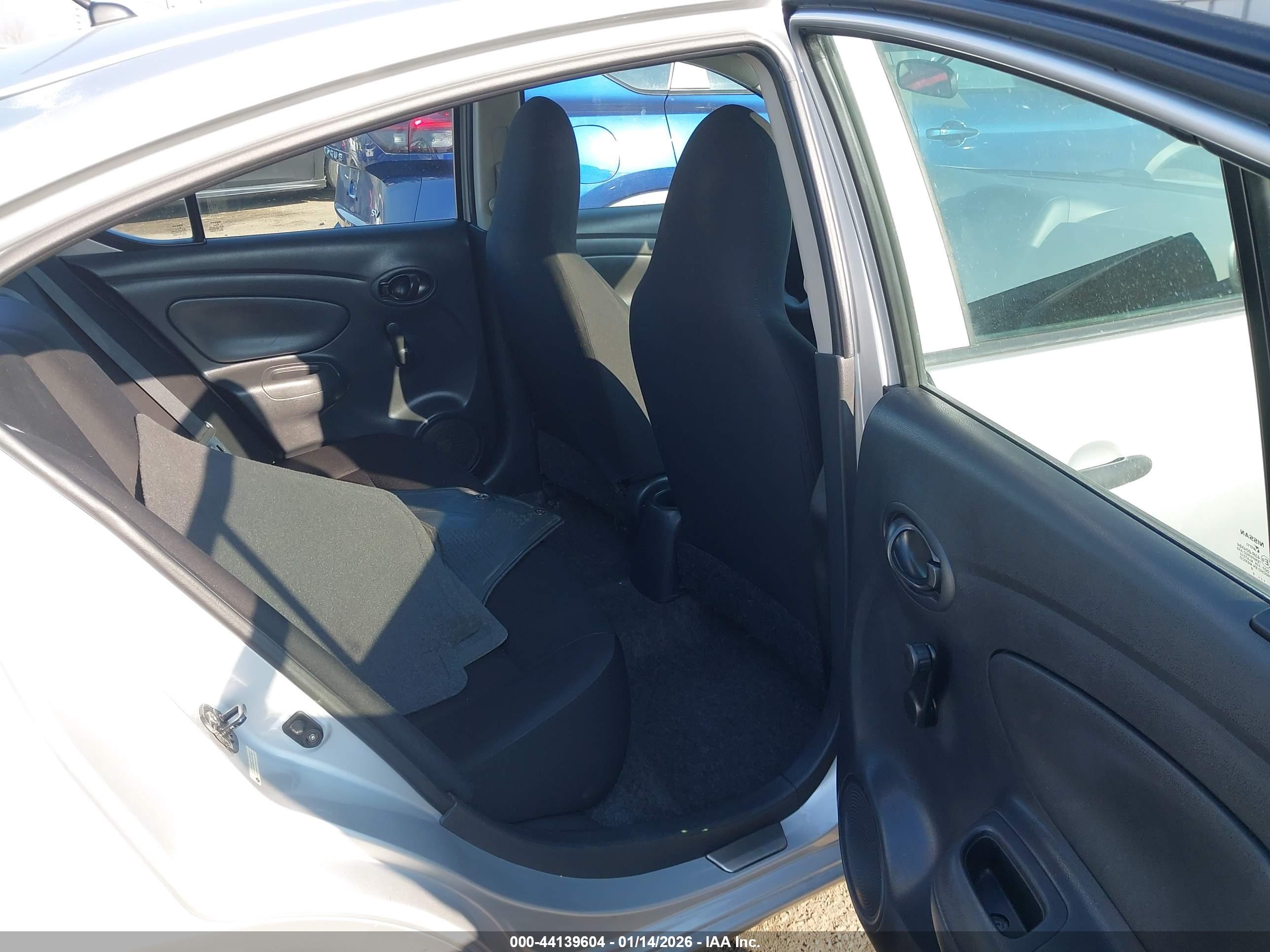 NISSAN VERSA image 8
