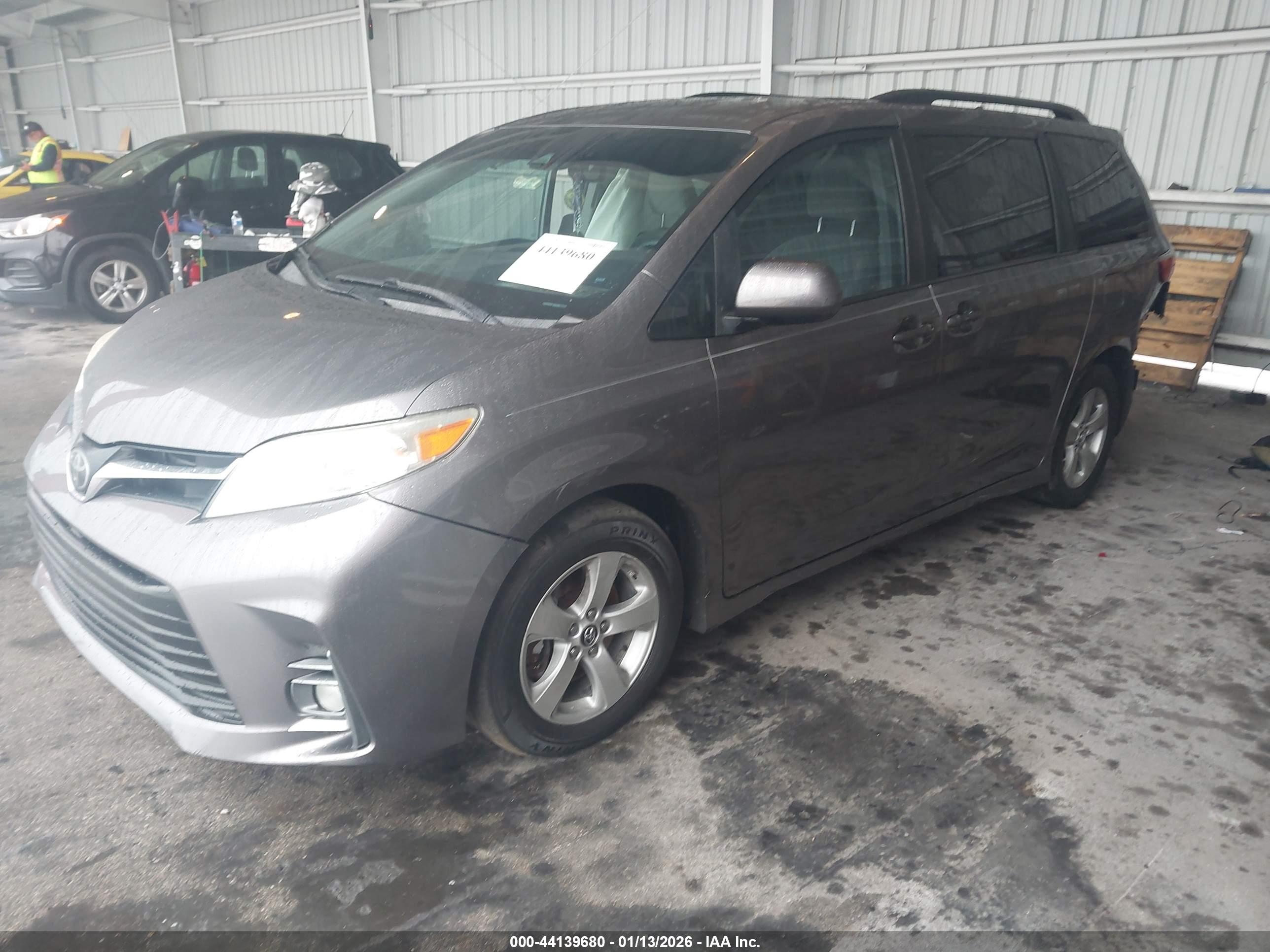 TOYOTA SIENNA image 2
