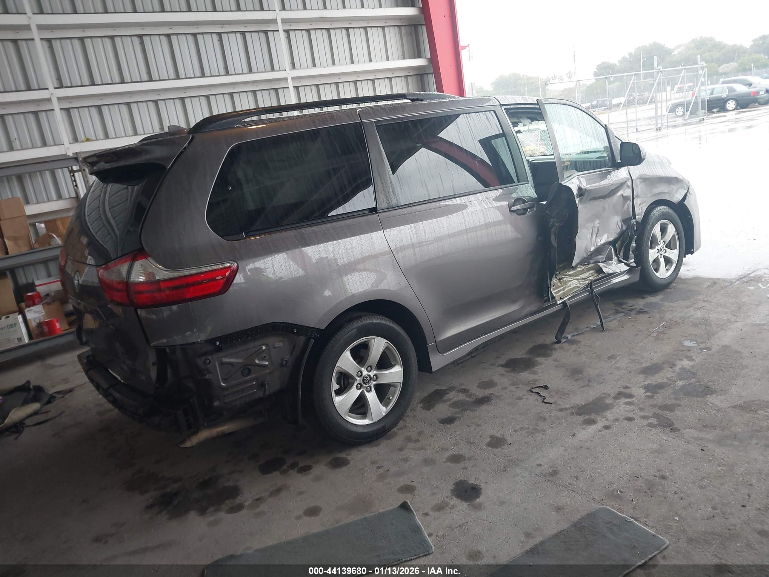 TOYOTA SIENNA image 4