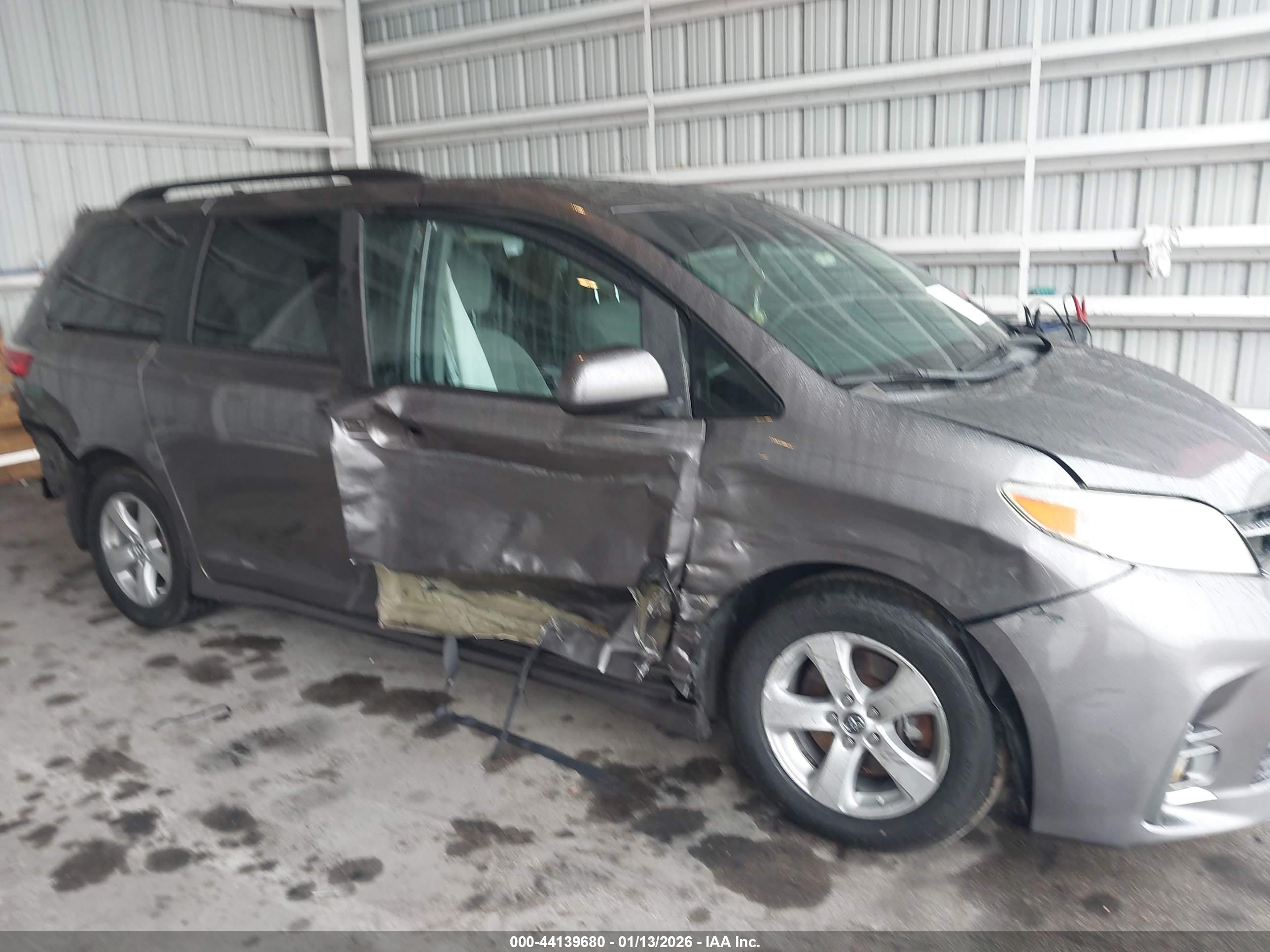 TOYOTA SIENNA image 6