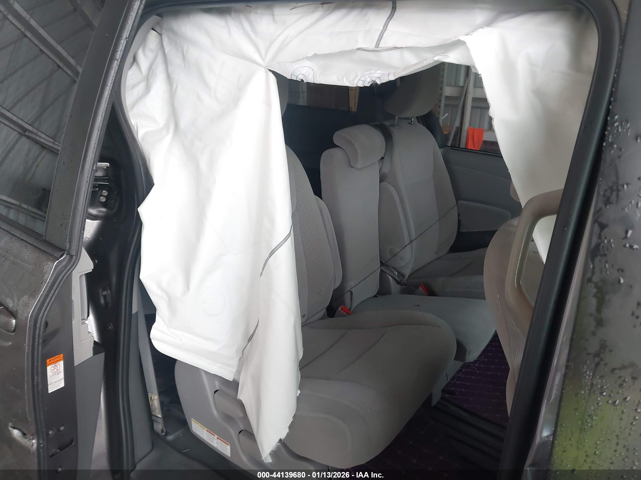 TOYOTA SIENNA image 8
