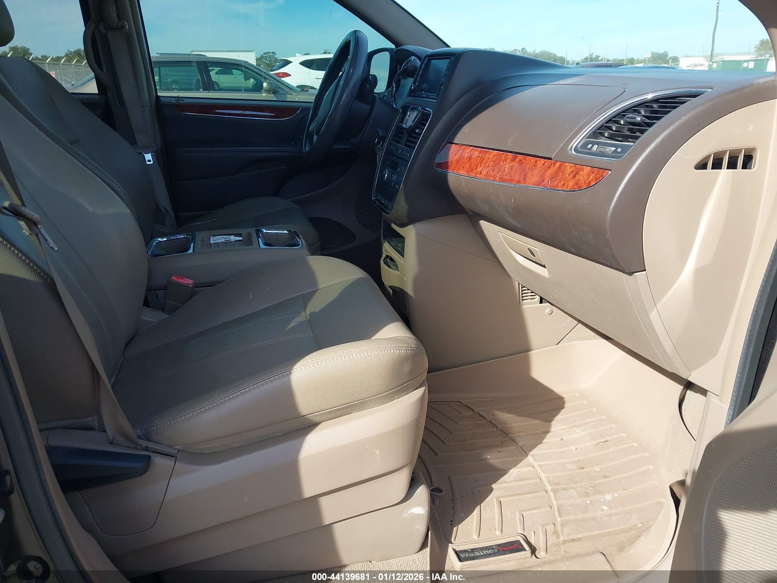 CHRYSLER TOWN image 5