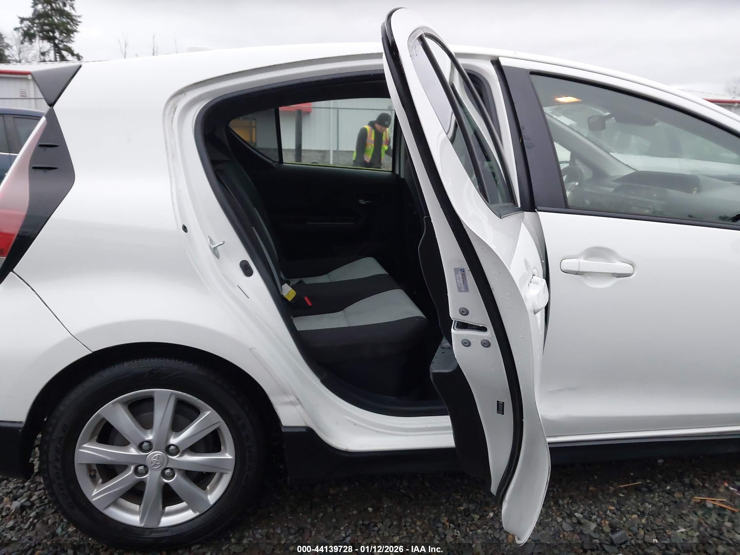 TOYOTA PRIUS image 8