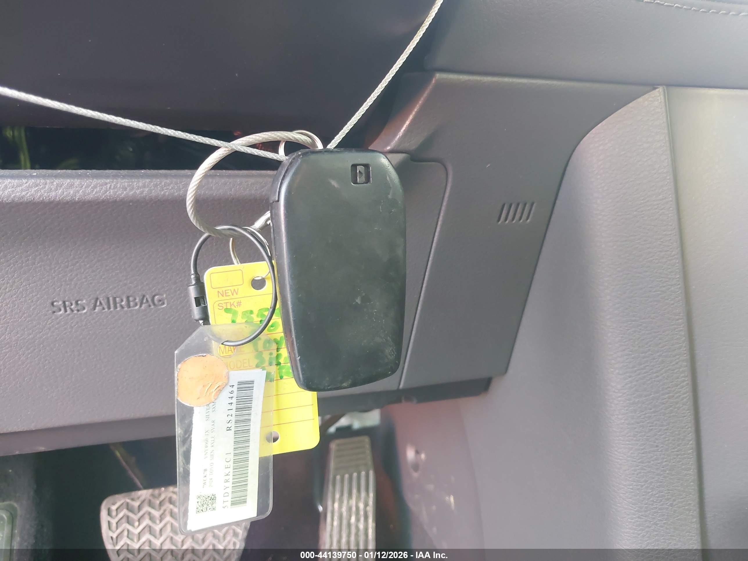 TOYOTA SIENNA image 11