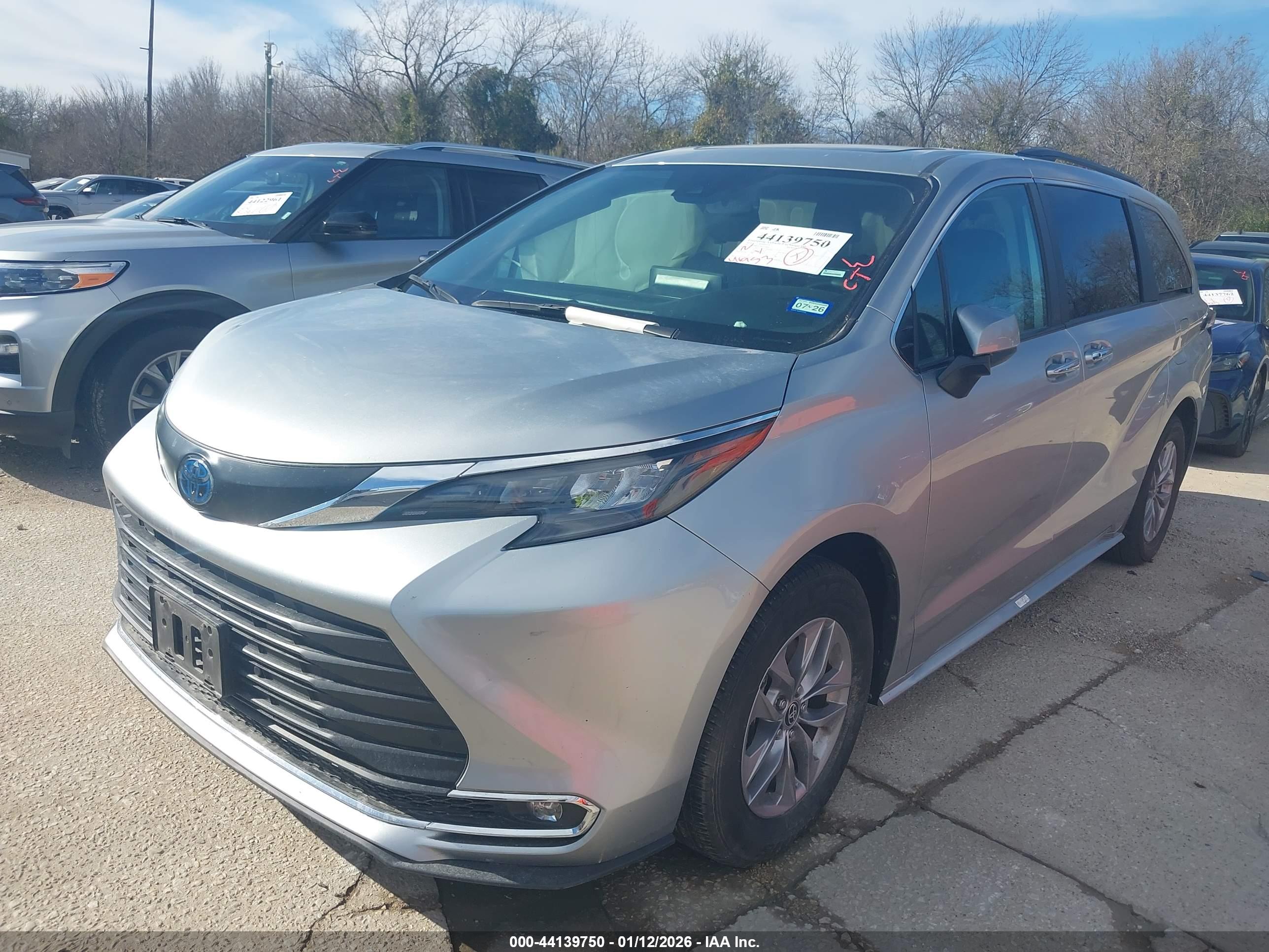 TOYOTA SIENNA image 2