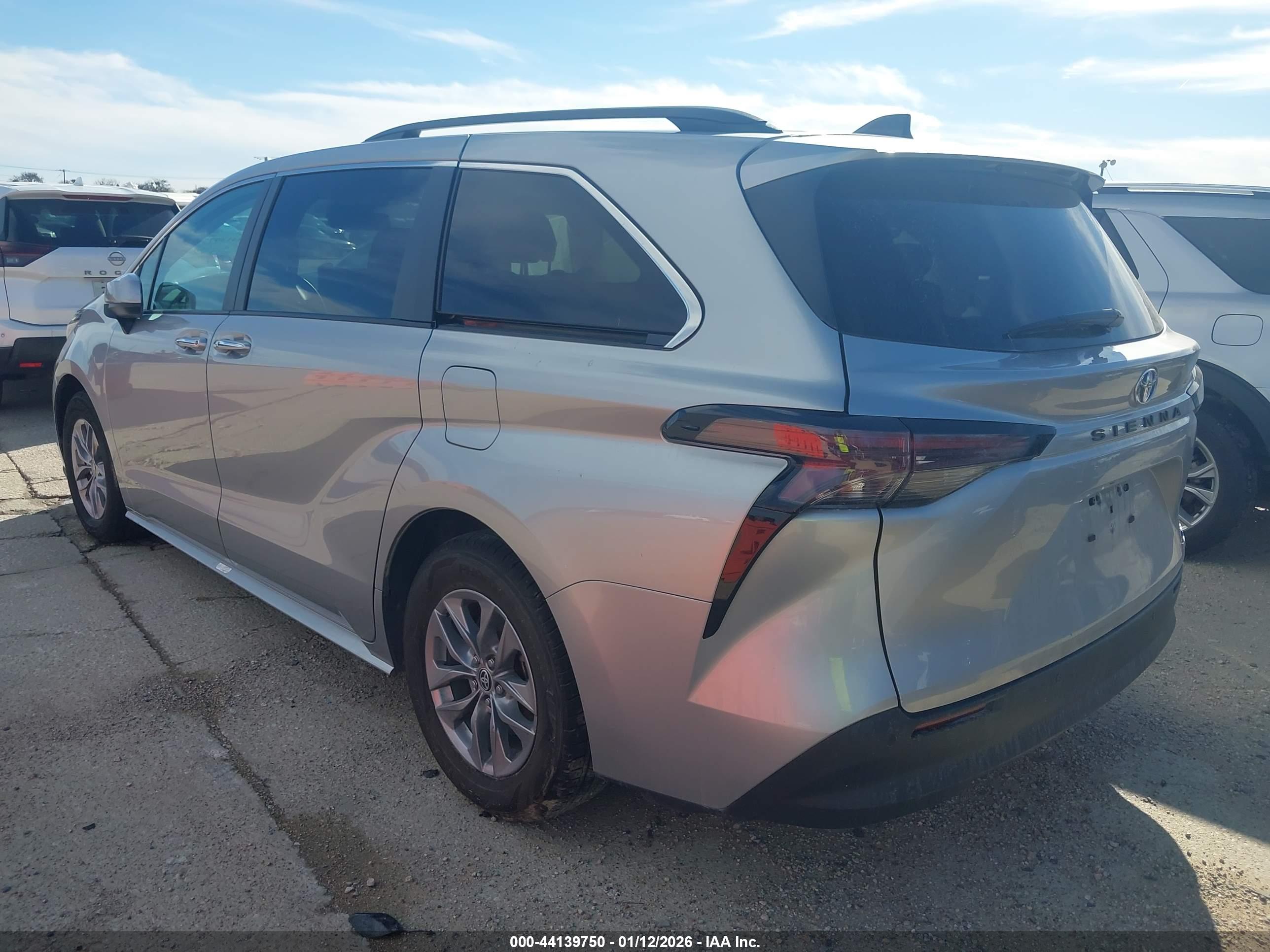 TOYOTA SIENNA image 3