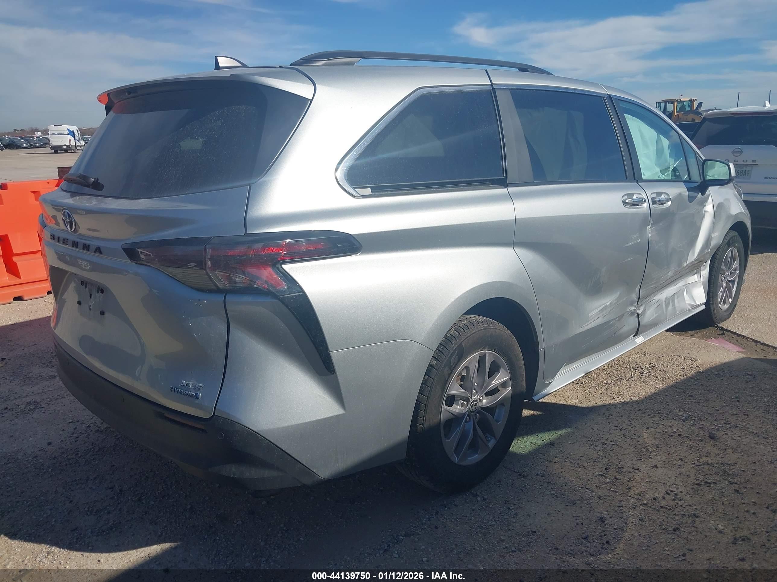 TOYOTA SIENNA image 4
