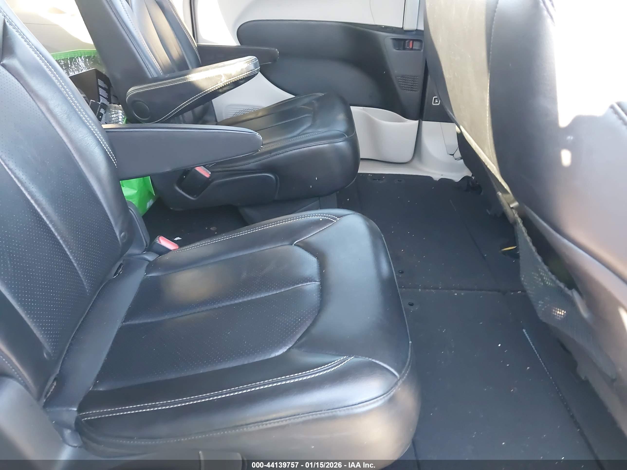 CHRYSLER VOYAGER image 8