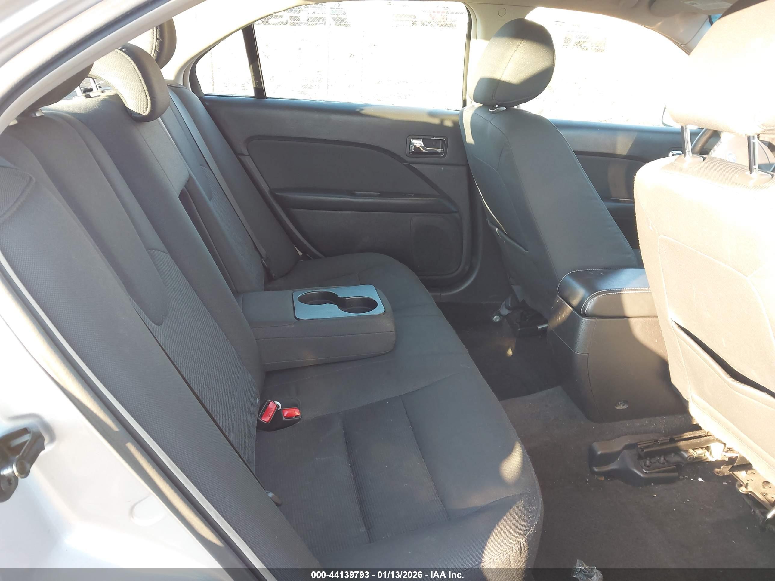 FORD FUSION image 8