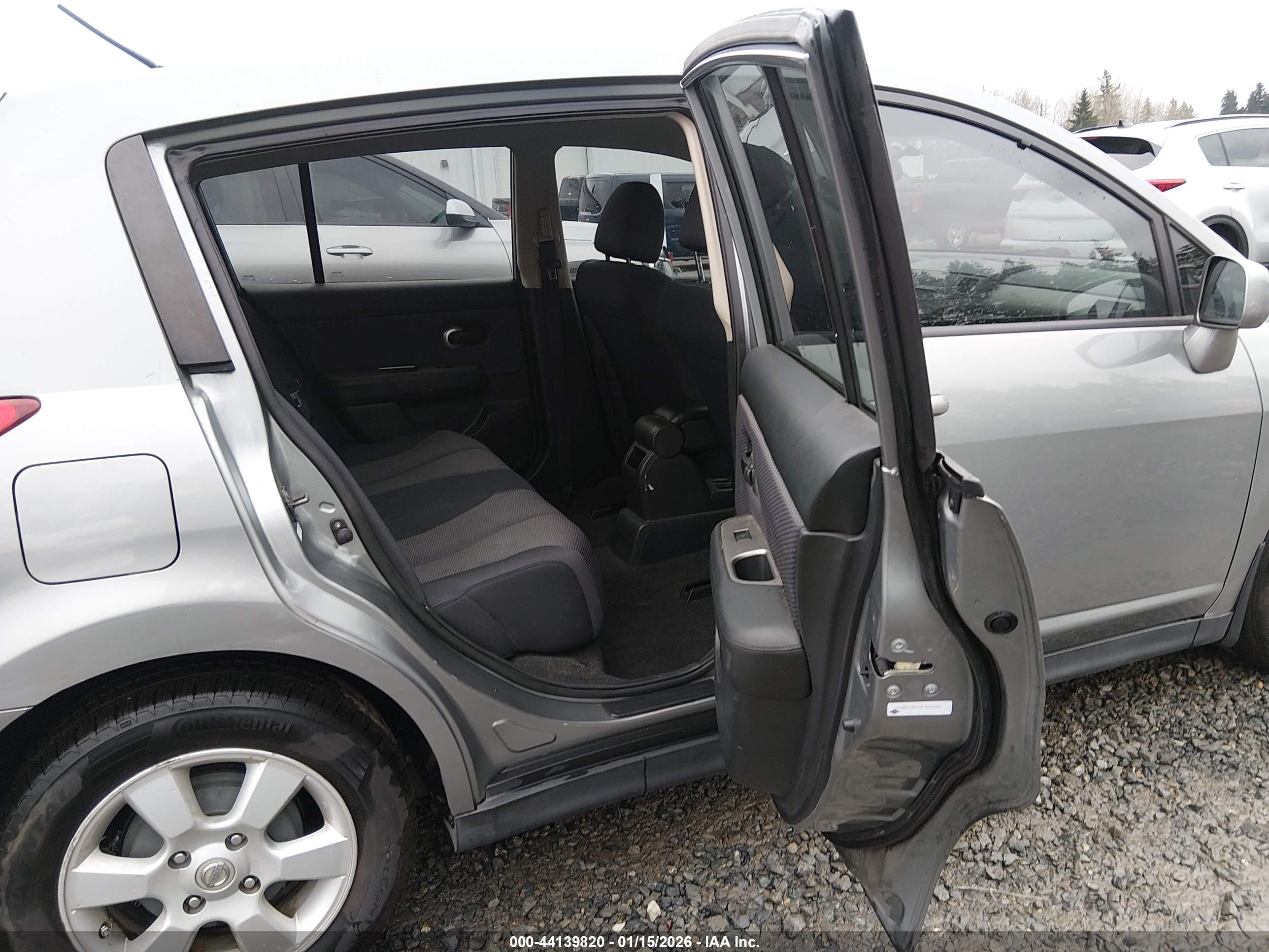 NISSAN VERSA image 8