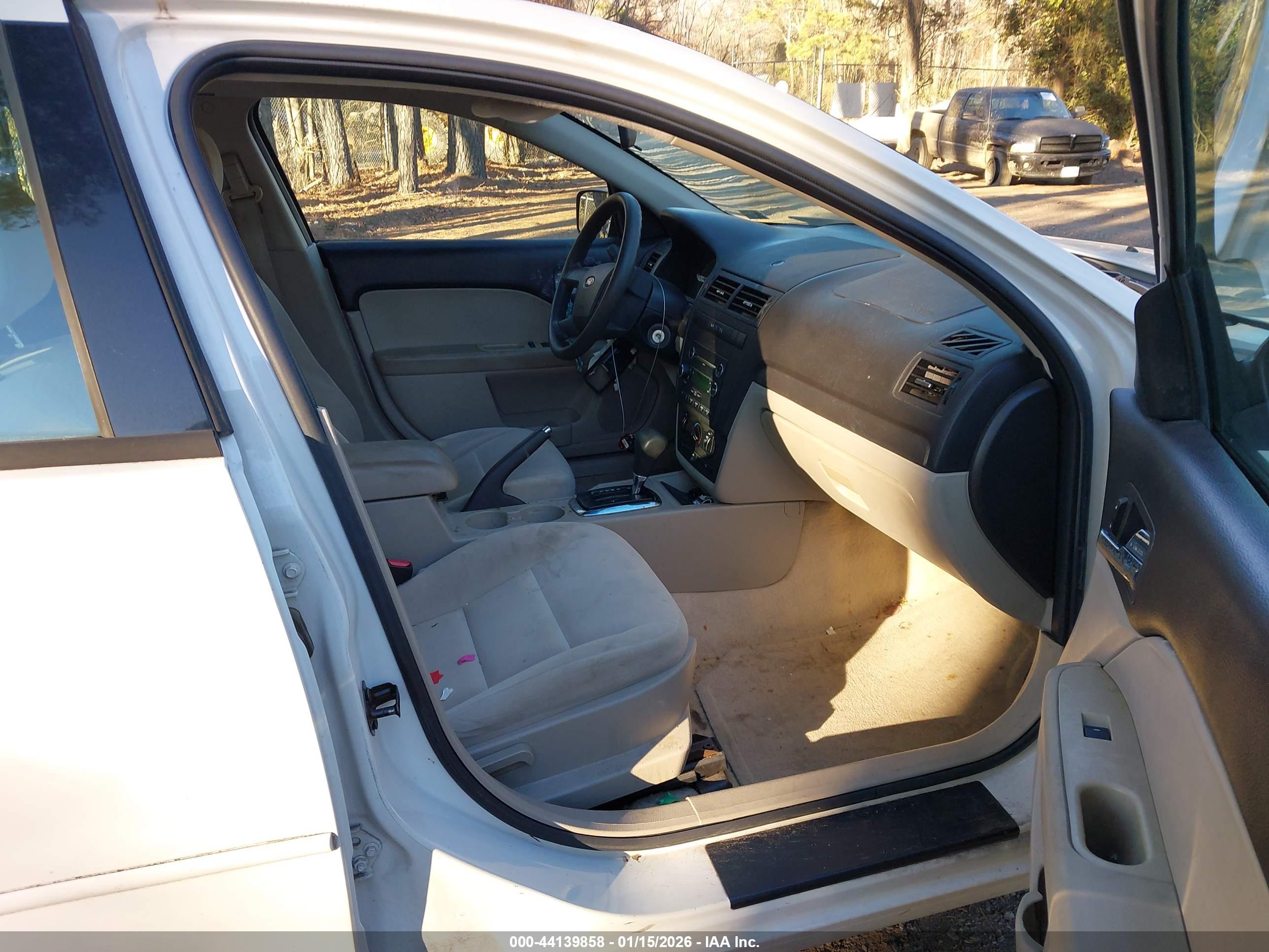 FORD FUSION image 5