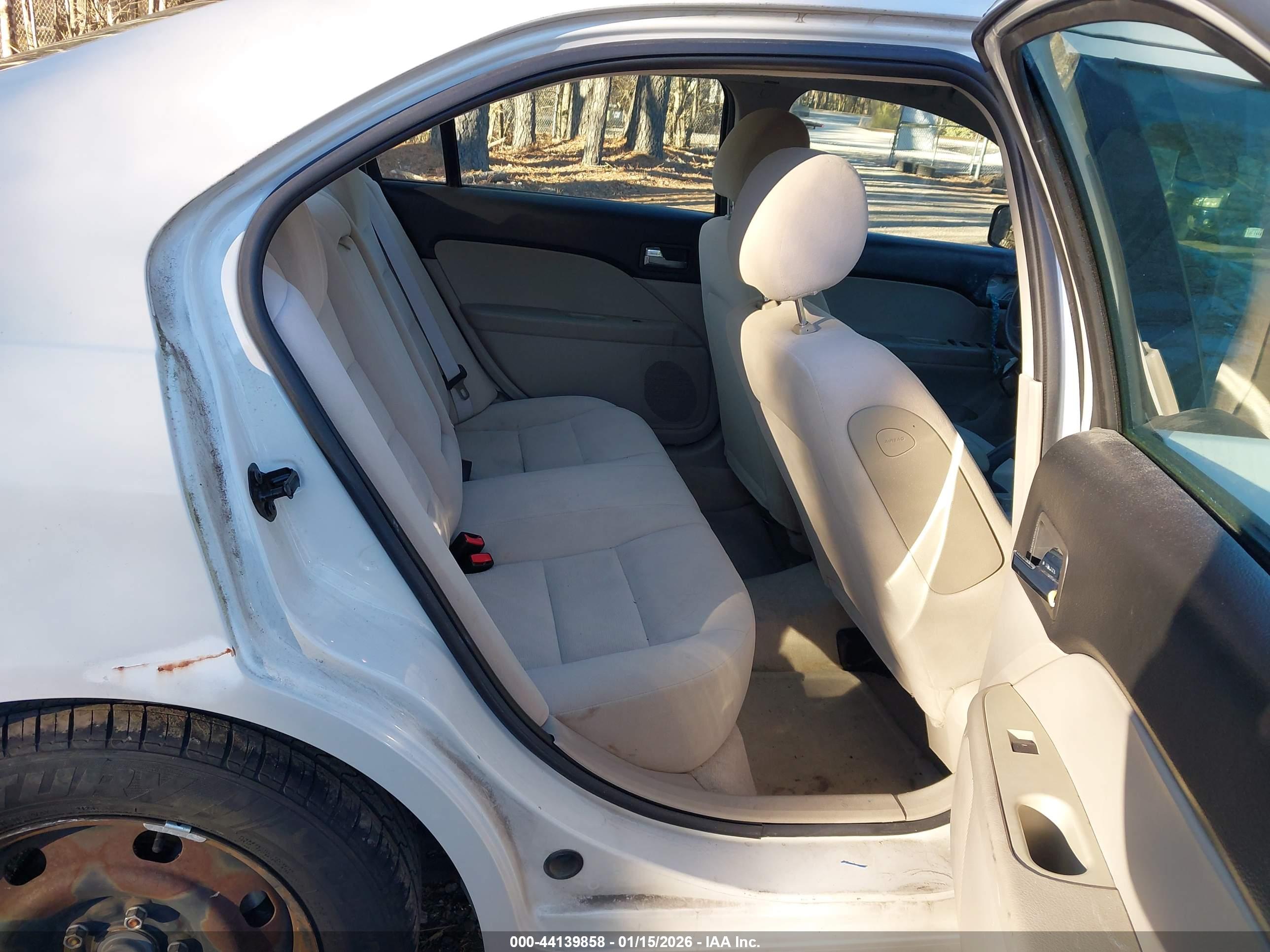 FORD FUSION image 8