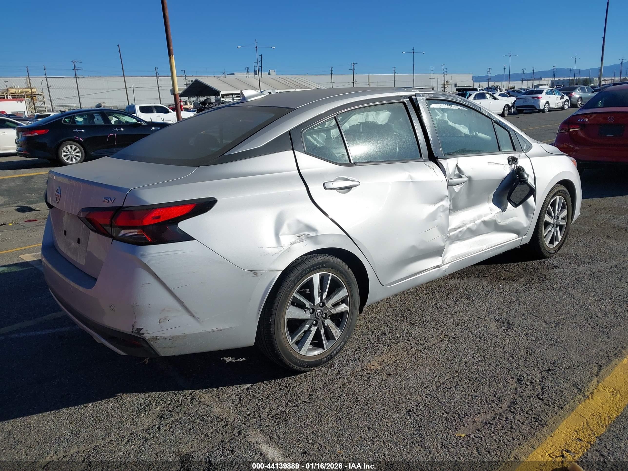 NISSAN VERSA image 4
