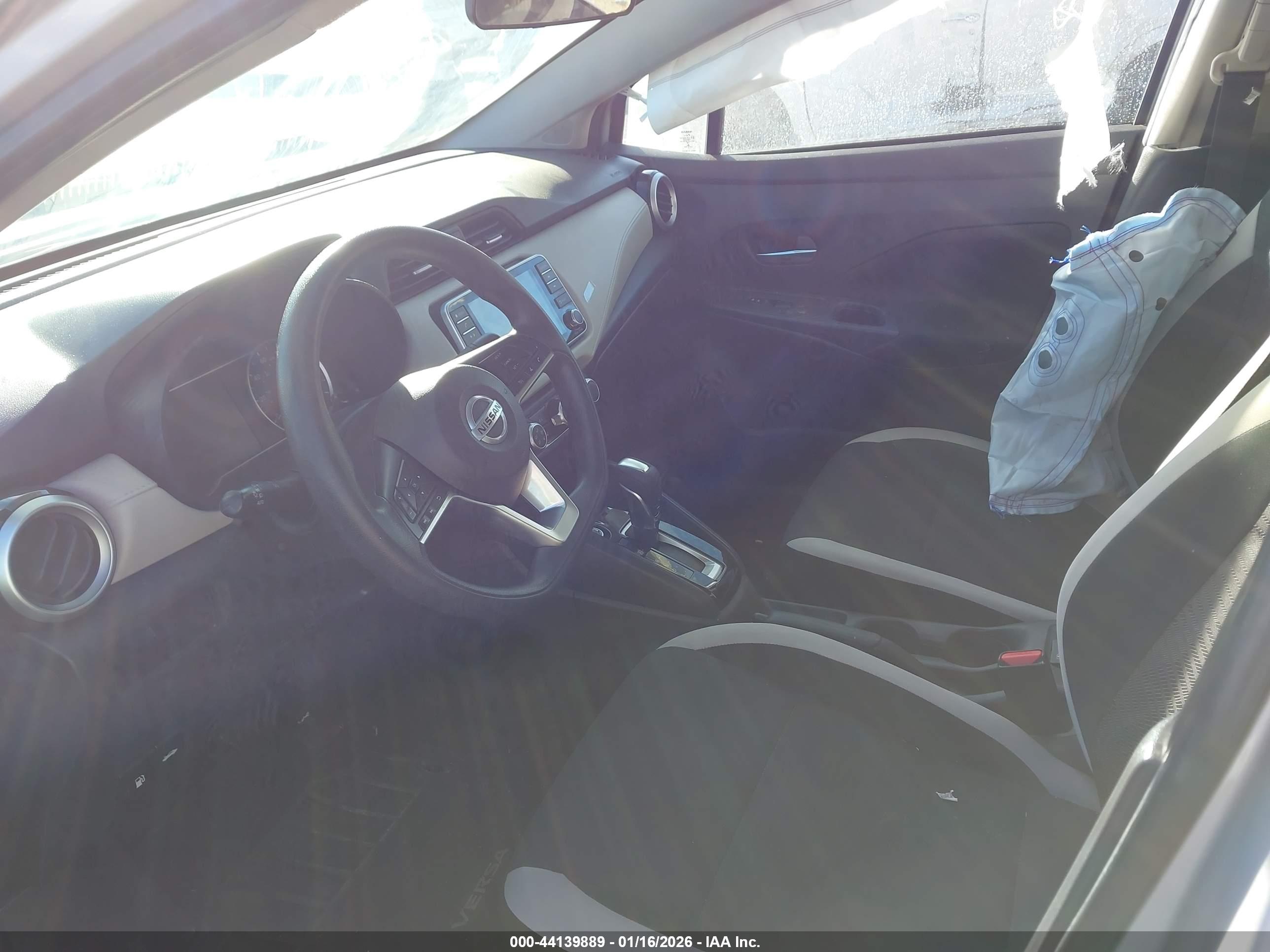 NISSAN VERSA image 5