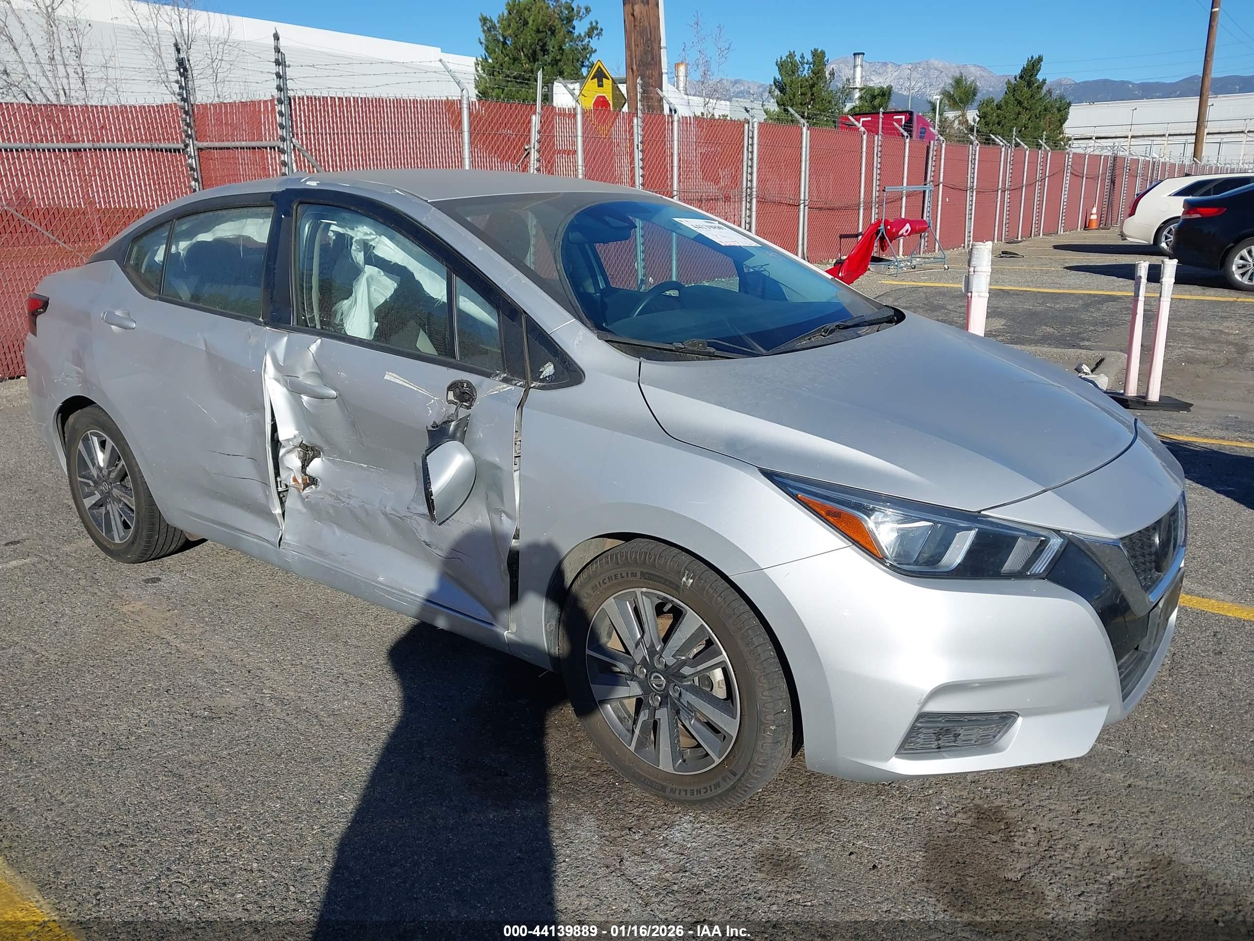 NISSAN VERSA image 6