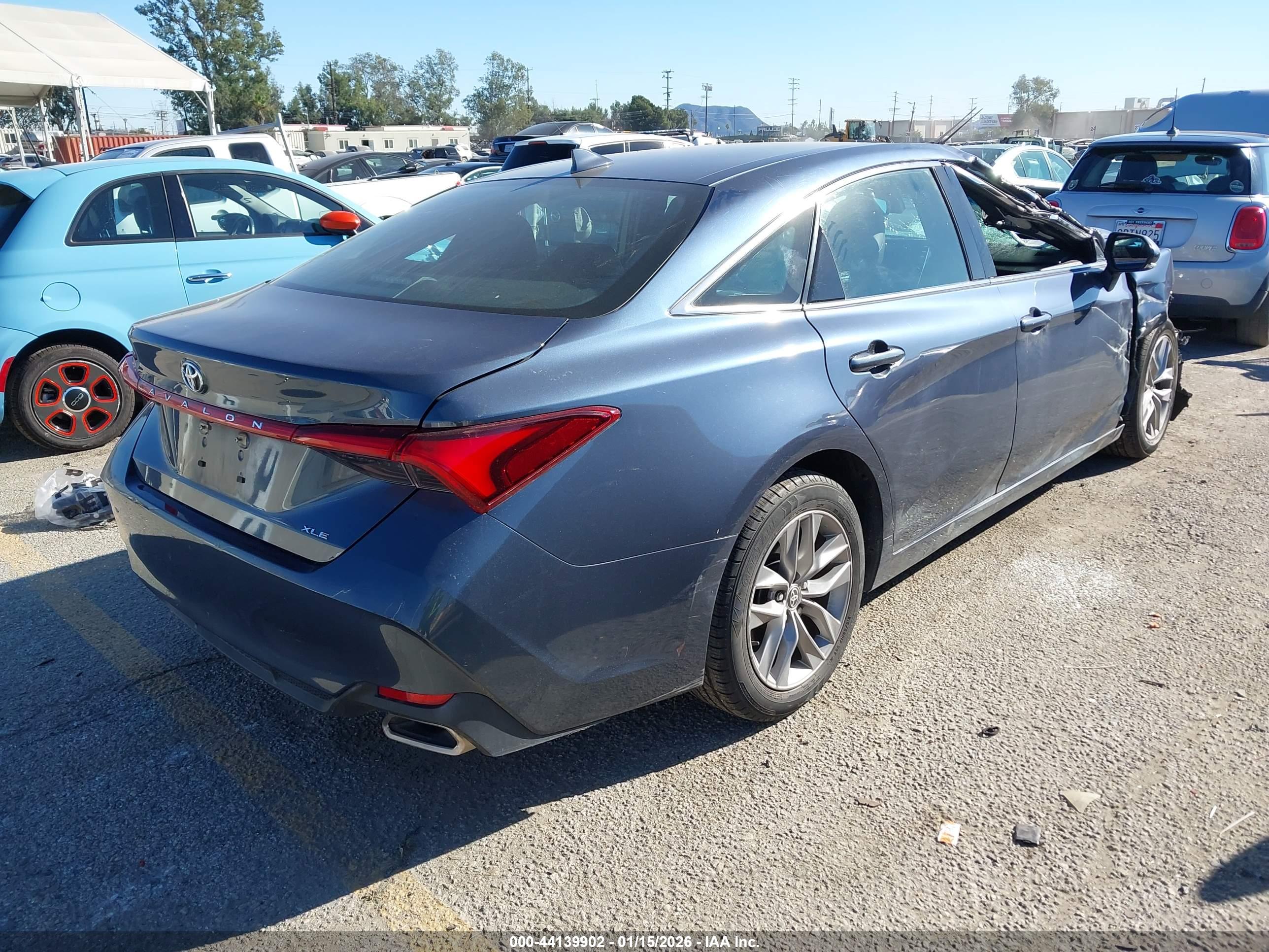 TOYOTA AVALON image 4