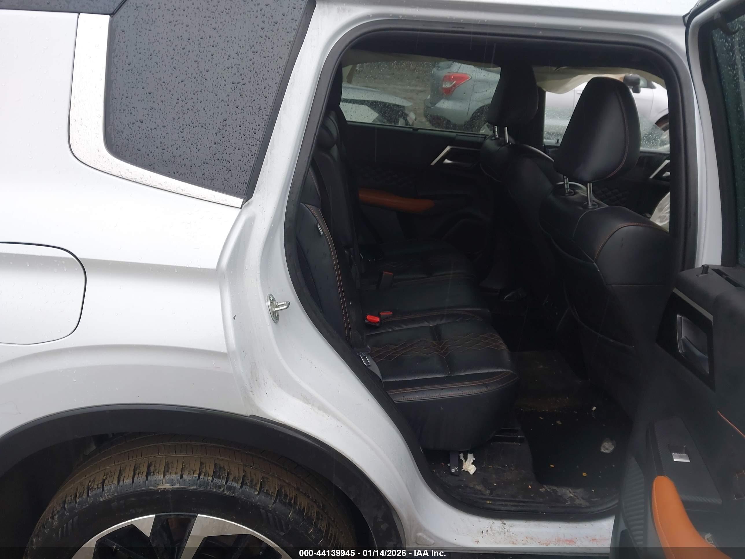 MITSUBISHI OUTLANDER image 8