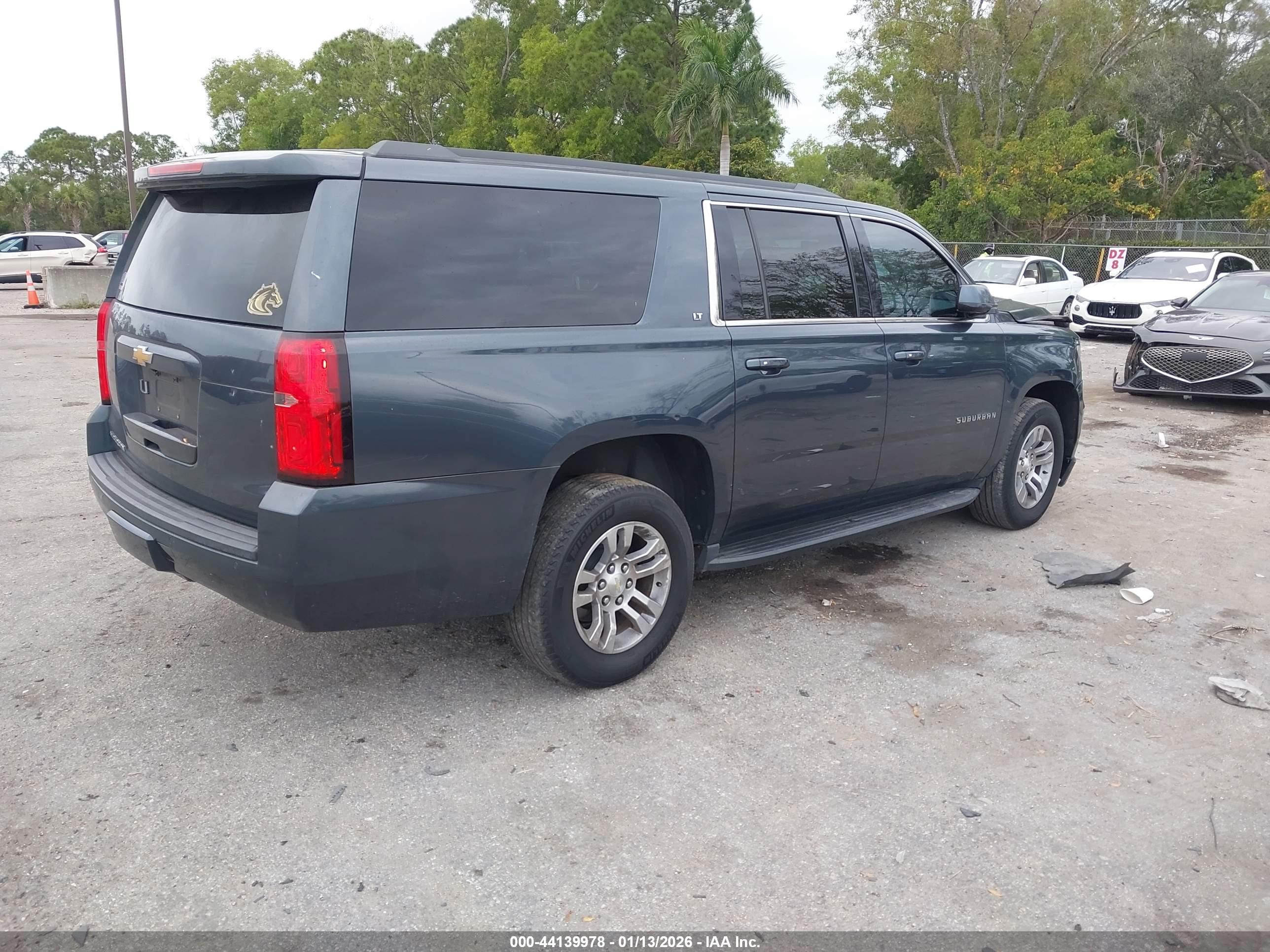 CHEVROLET SUBURBAN image 4