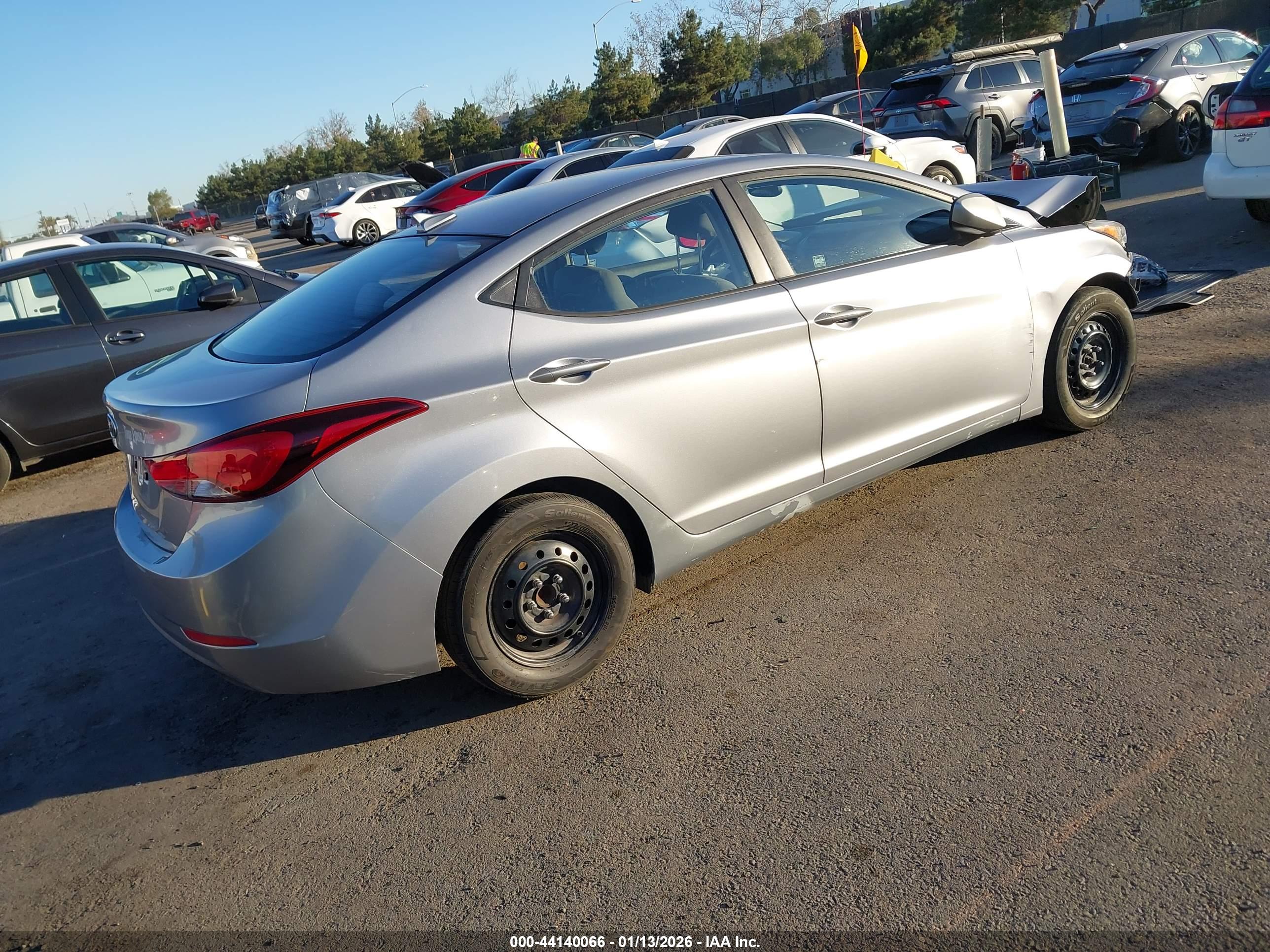 HYUNDAI ELANTRA image 4