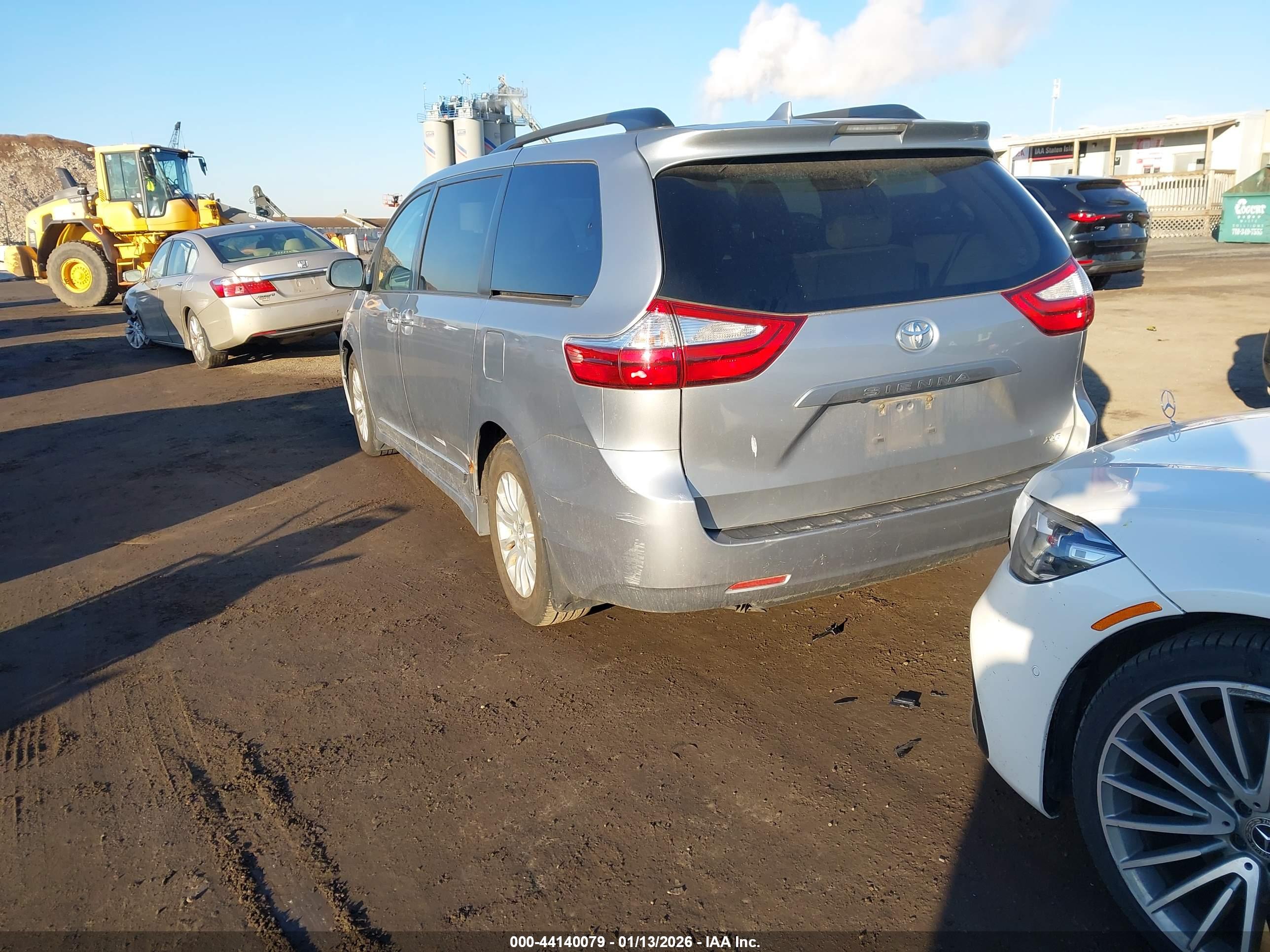 TOYOTA SIENNA image 3