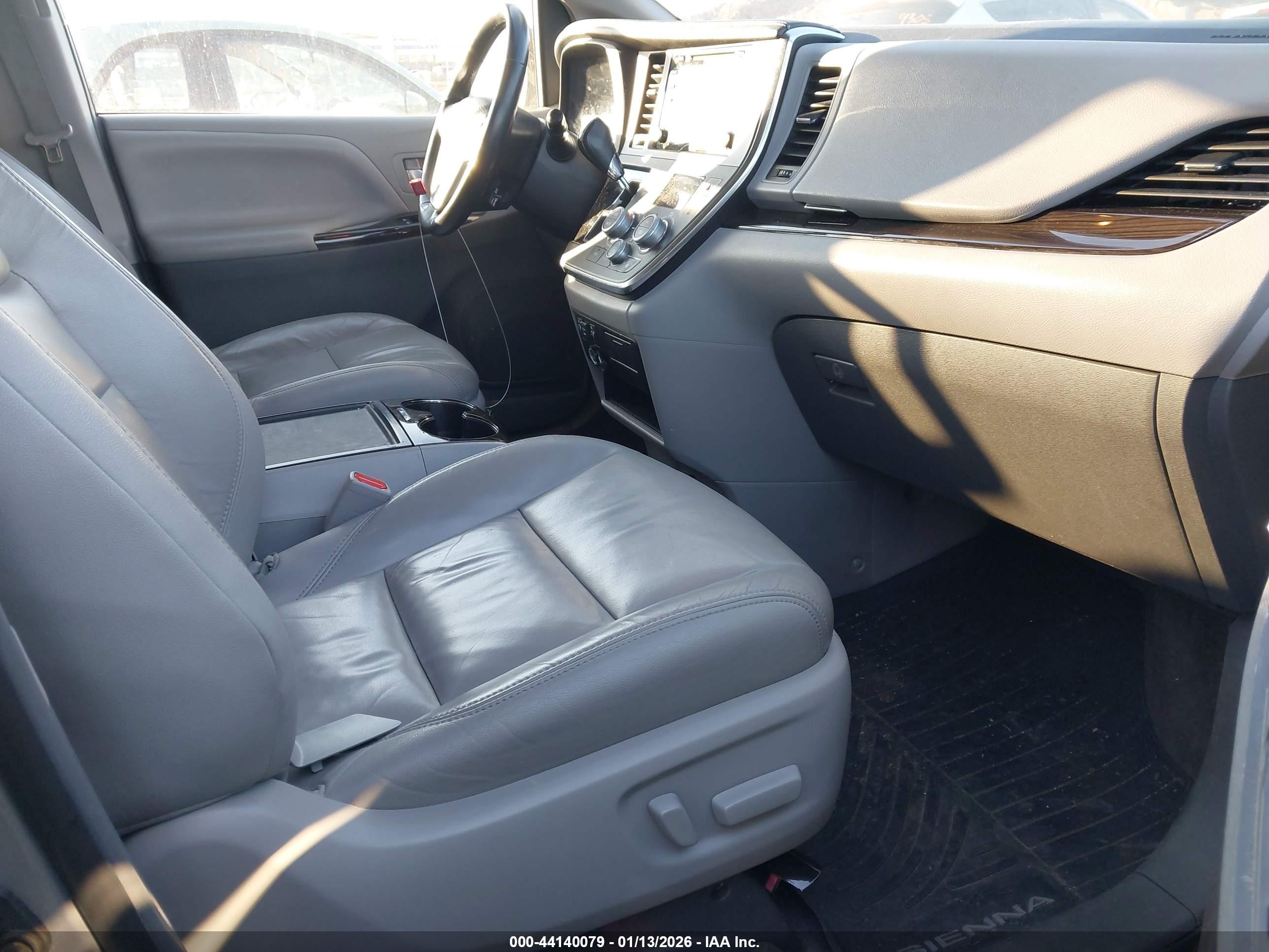 TOYOTA SIENNA image 5
