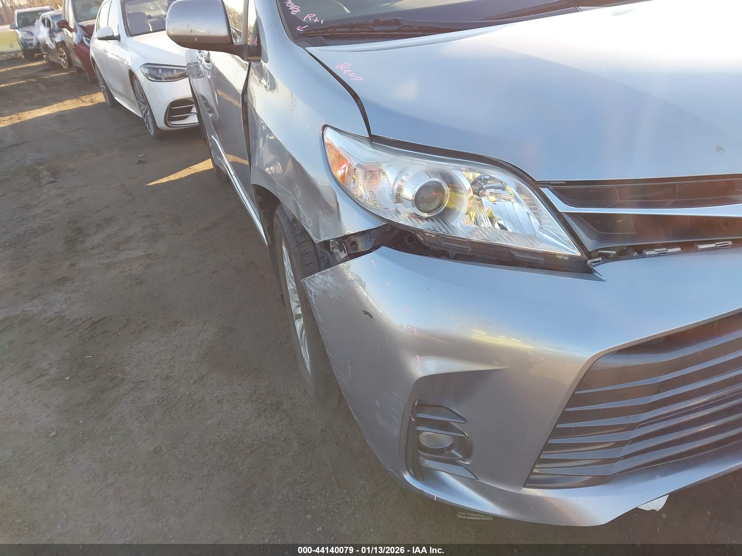 TOYOTA SIENNA image 6
